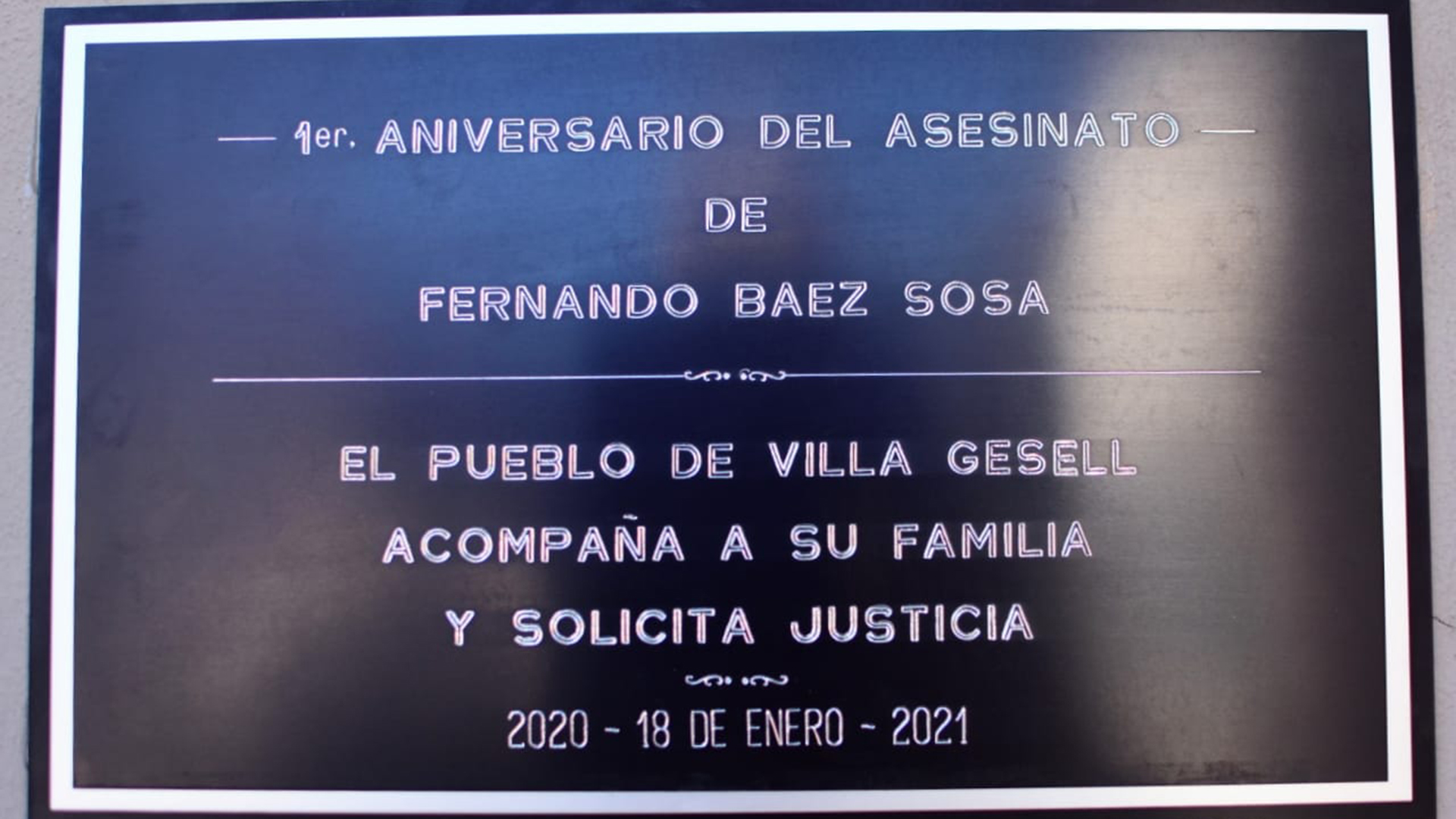 En Villa Gesell colocaron una placa para honrar la memoria de Fernando, a metros del lugar donde le quitaron la vida (Foto/@BarreraGusOk)
