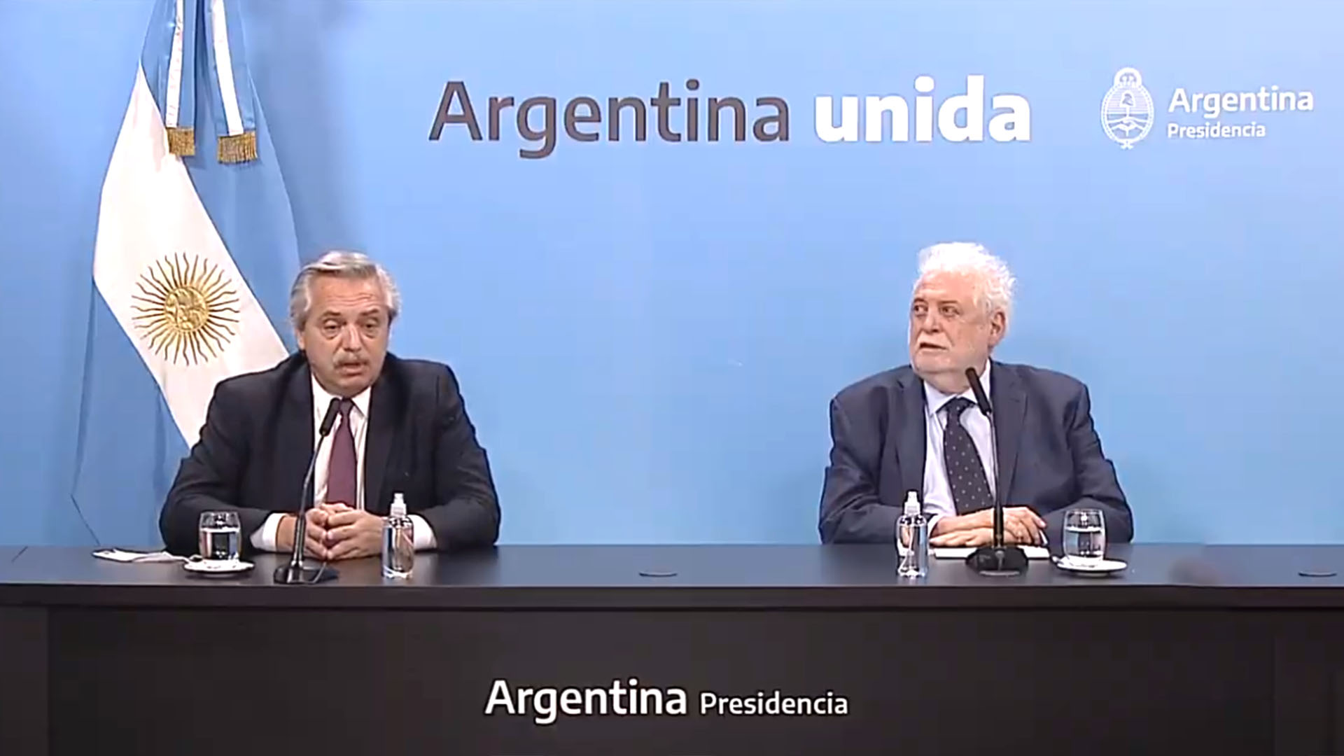 El presidente Alberto Fernández junto al ministro Ginés González García 