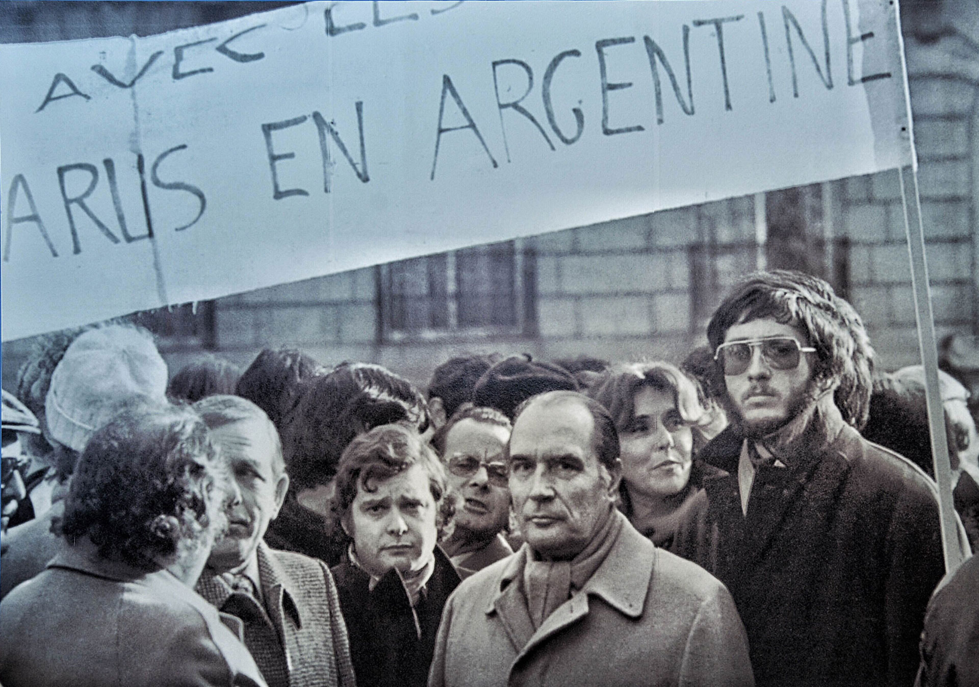 Marcha frente a la Embajada argentina en París en reclamo por los desaparecidos. En el centro, el socialista François Mitterrand, que poco después fue electo presidente