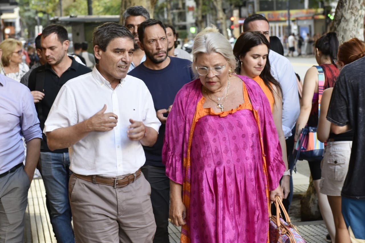 Elisa CarriÃ³ y FernÃ¡n QuirÃ³s compartieron una recorrida de campaÃ±a en la ciudad de Buenos Aires