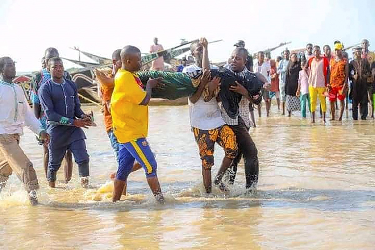 FOTO DE ARCHIVO. Los naufragios son comunes en Nigeria. En la imagen, varias personas trasladan a una de las víctimas del naufragio (EFE/EPA/STR)