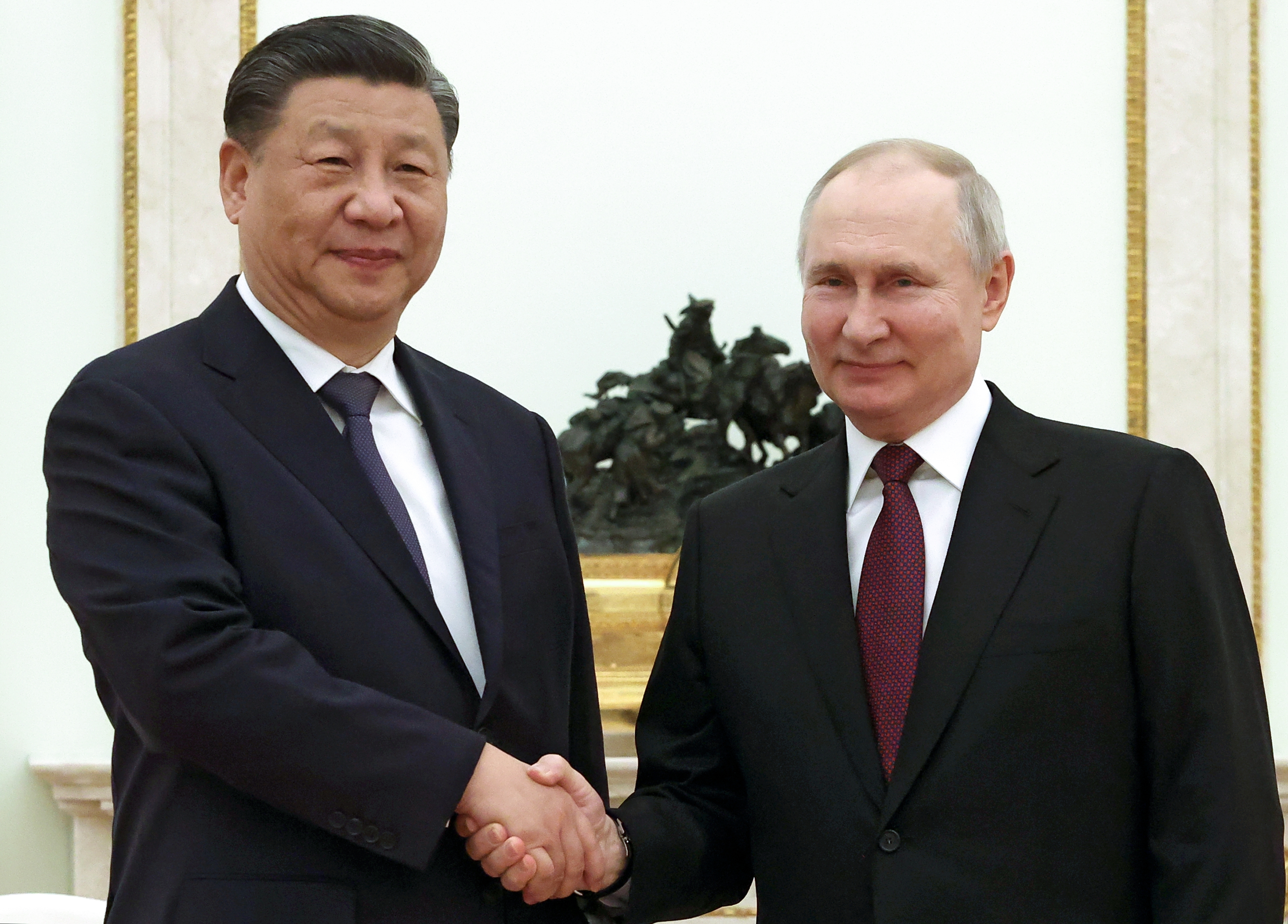 El presidente chino Xi Jinping y su homólogo ruso Vladimir Putin en el Kremlin (Sergei Karpukhin, Sputnik, Kremlin Pool Photo vía AP)