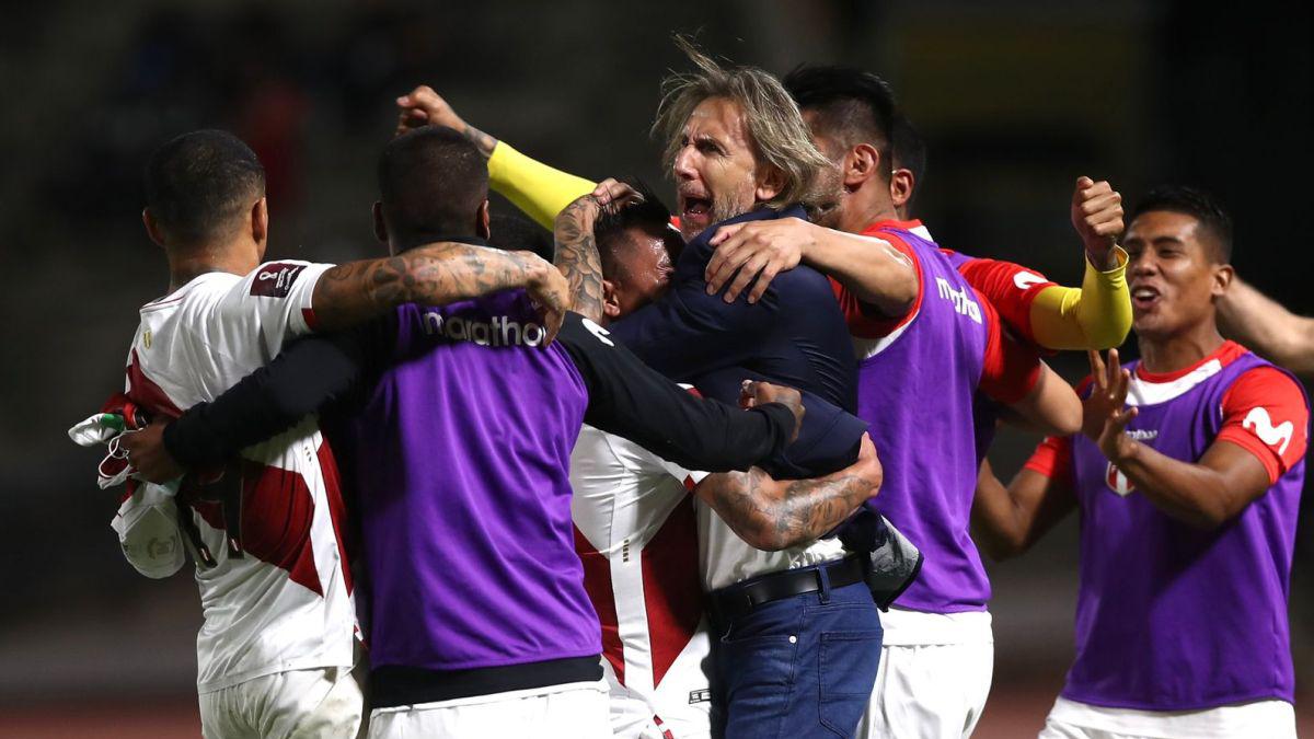 Ricardo Gareca y los jugadores de Perú en un efusivo abrazo revelando la unión del grupo. | Foto: EFE