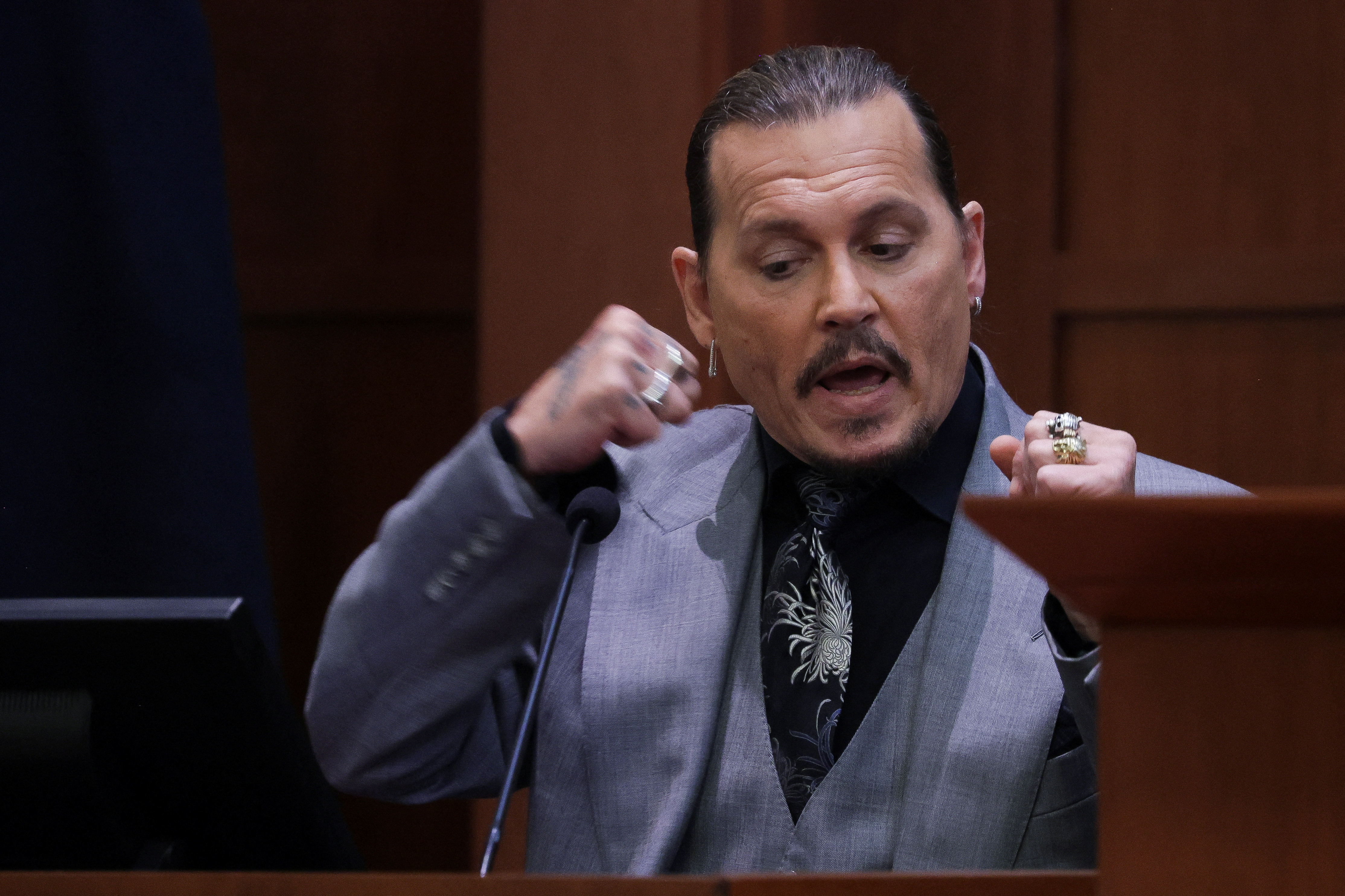 Johnny Depp muestra cómo lo habría golpeado Amber Heard durante el juicio por difamación que le sigue en la corte de Fairfax, en Virginia (REUTERS/Evelyn Hockstein/Pool)