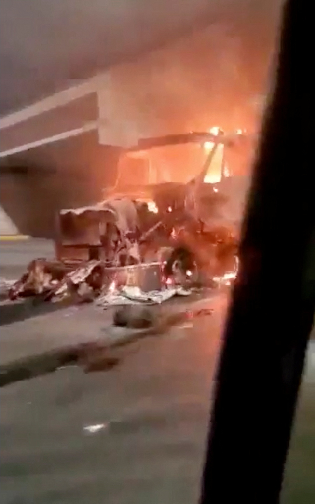Usuarios en redes sociales reportaron múltiples bloqueos en vialidades de Tamulipas con unidades de transporte de carga incendiados (Foto: Twitte @HIRAM_AR)