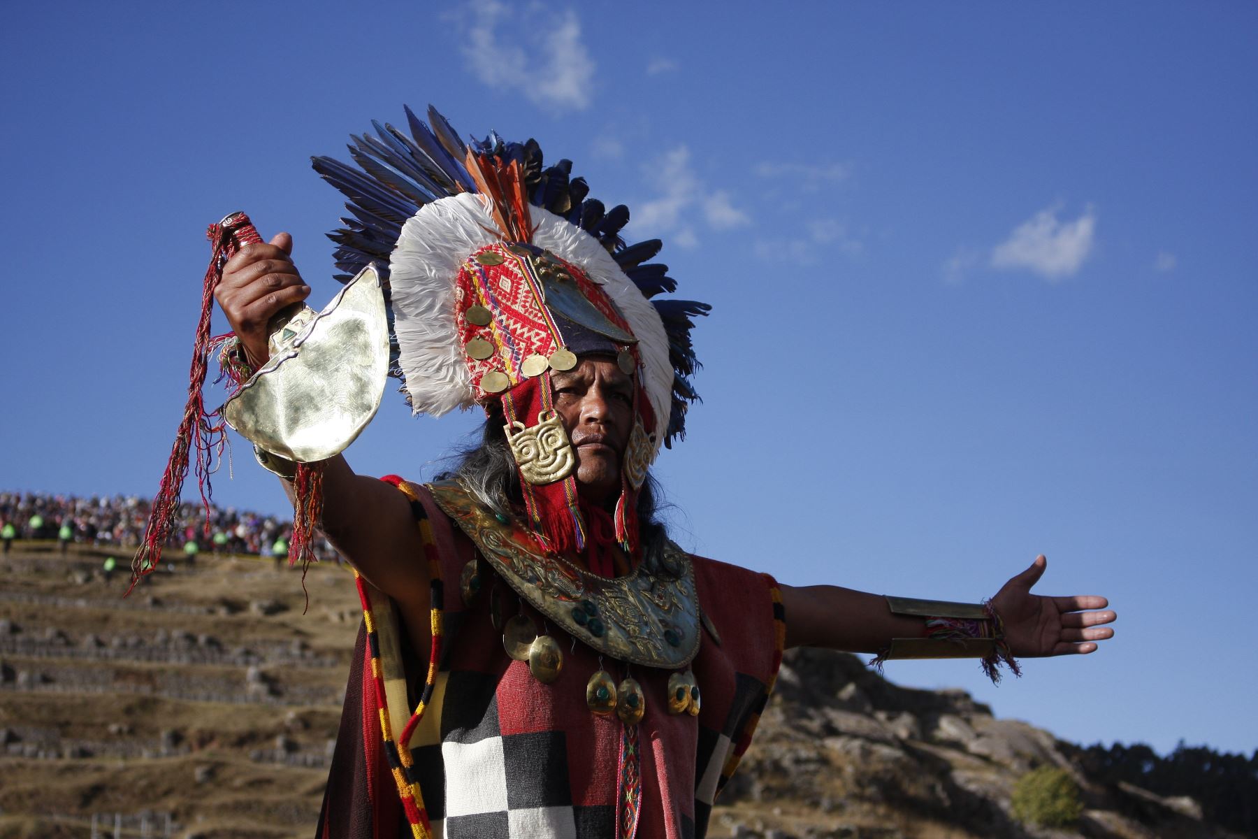 La celebración tiene lugar en la majestuosa explanada de Sacsayhuamán, cerca de Cusco, donde cientos de participantes ataviados con trajes tradicionales recrean antiguos rituales y danzas en honor al sol. Foto: Andina.