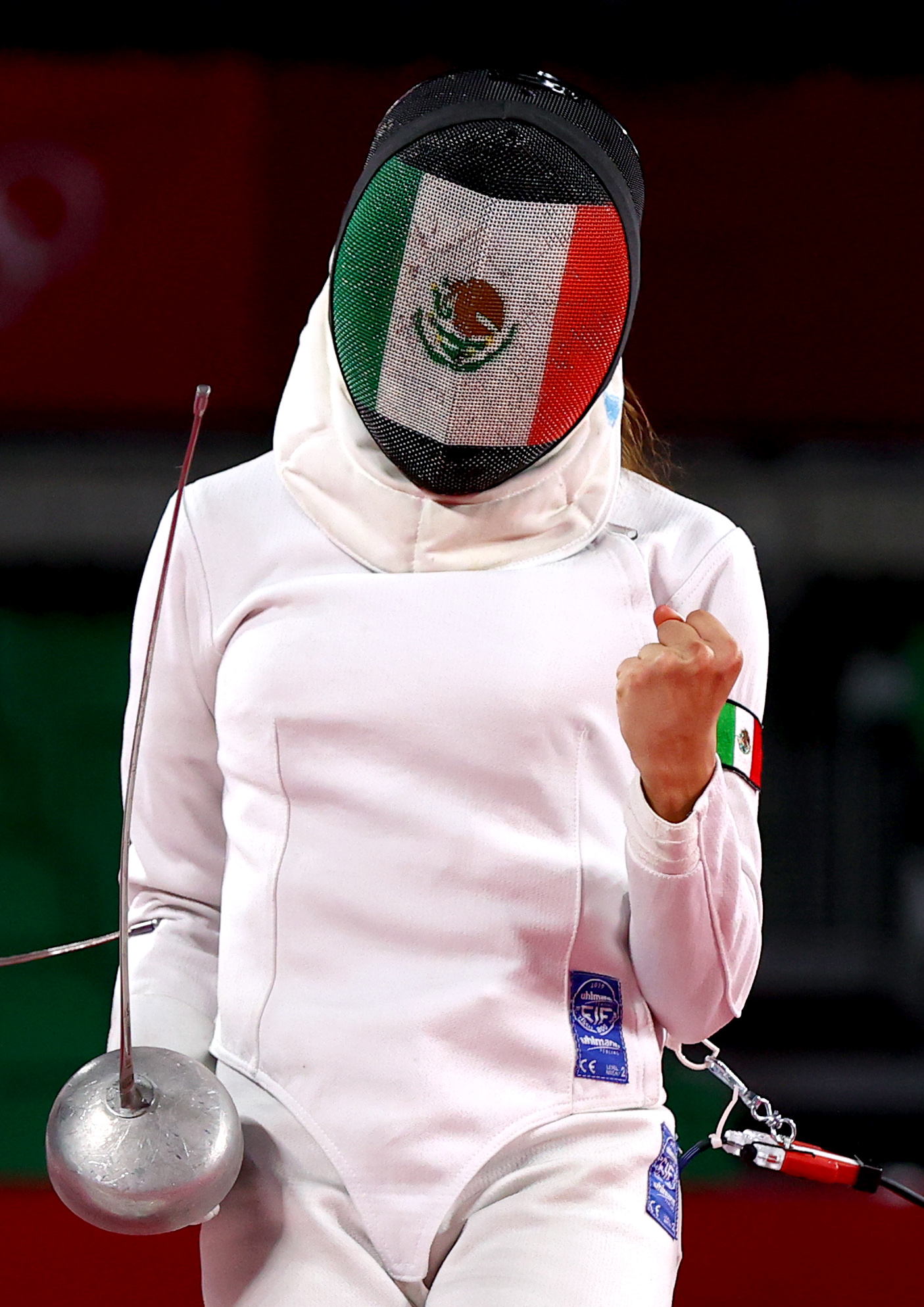 La mexicana Mariana Arceo celebra su triunfo posterior a la competencia femenina de esgrima.