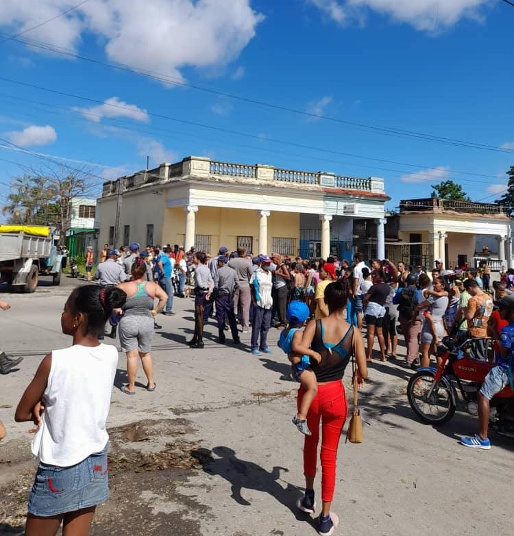 Cubans residing in La Palma, Arroyo Naranjo, took to the streets again last Friday to demand the restoration of water and electricity services, after a 72-hour blackout (Twitter: @diariodecuba)
