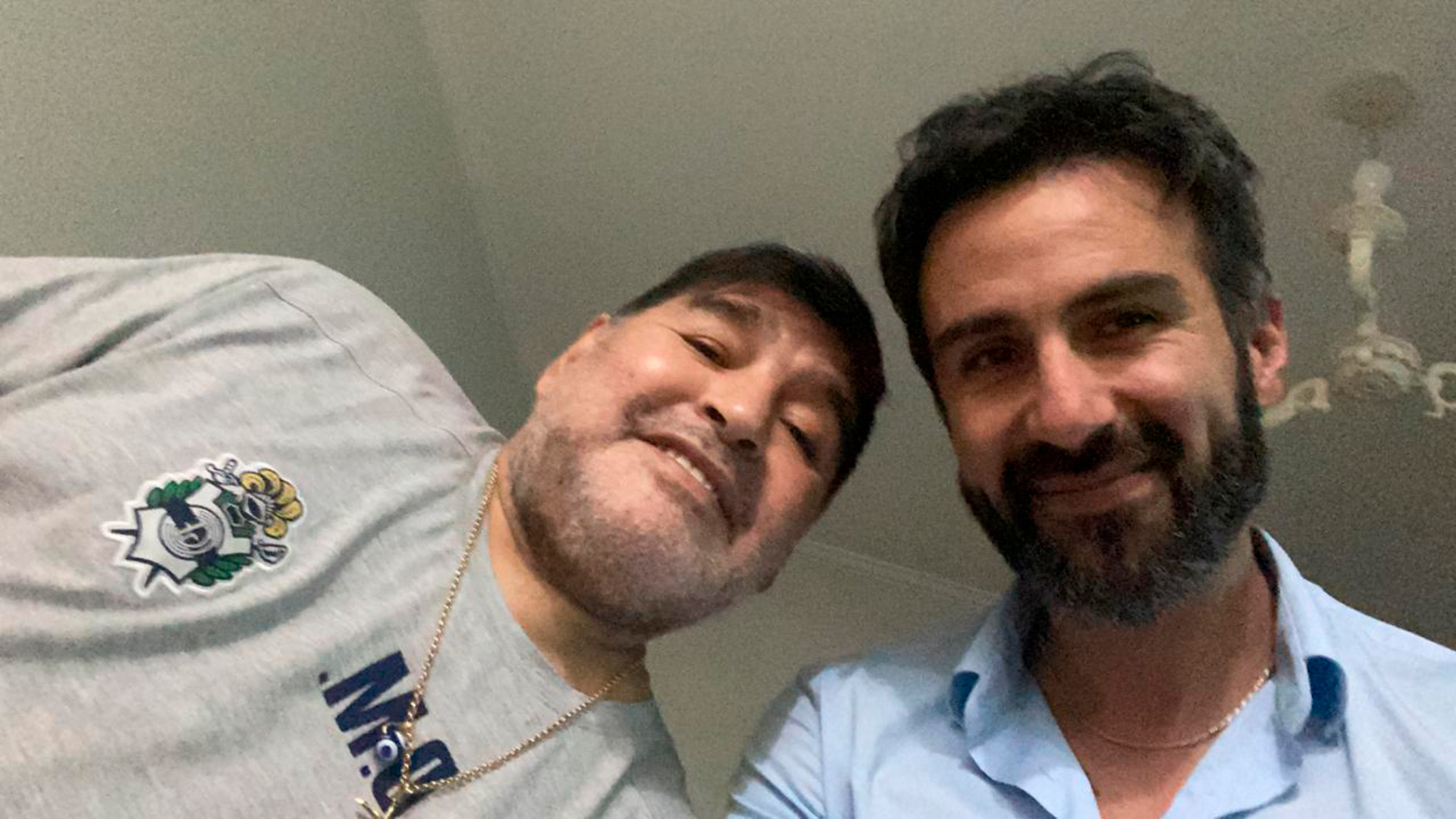 Maradona y Luque antes de su cirugía en La Plata.