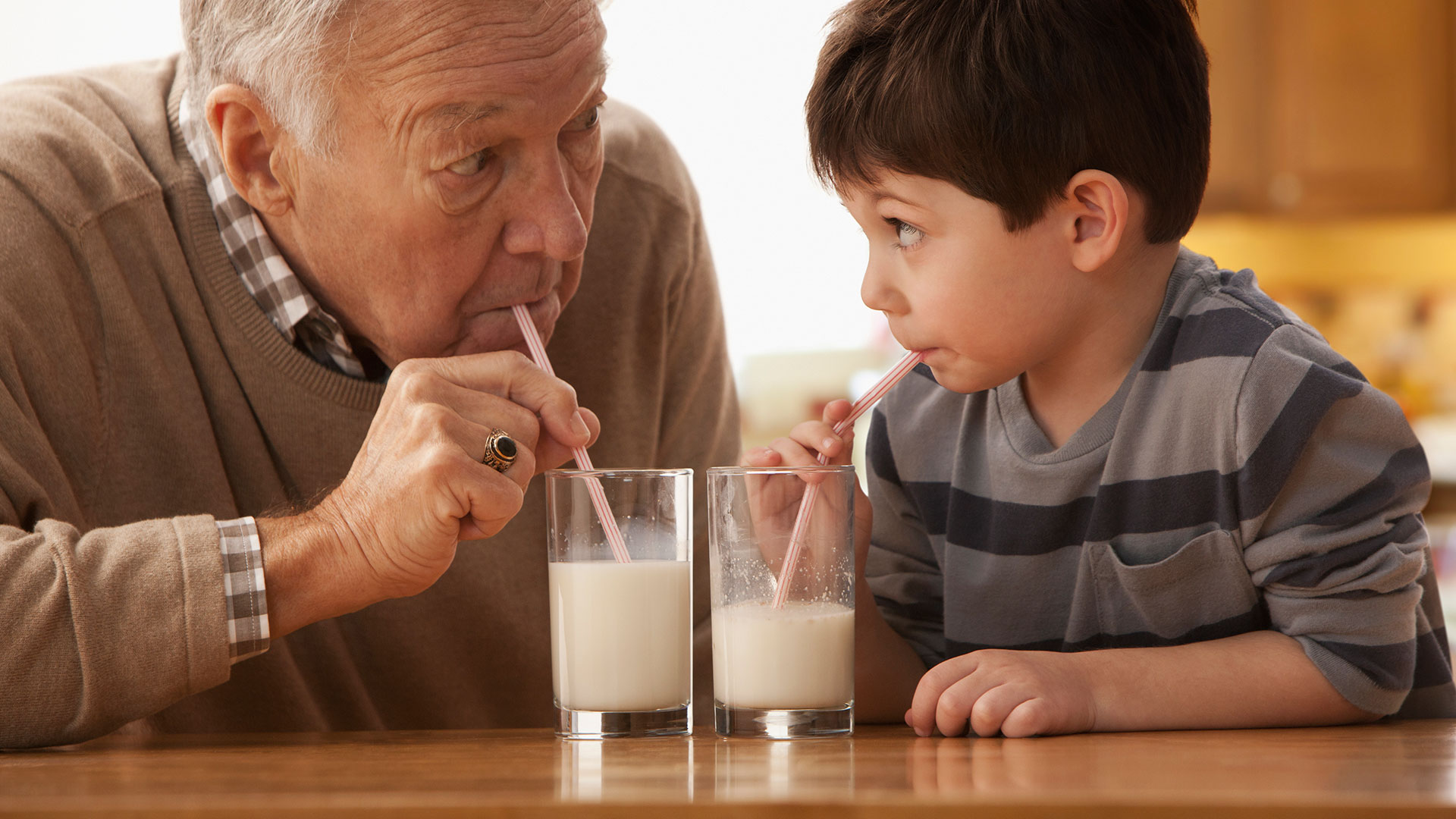 El consumo de leche es fundamental durante la infancia y adolescencia, porque el calcio es asimilado hasta los 23 años de edad es el que el cuerpo utiliza para mantener el depósito de este mineral para toda la vida (Getty)