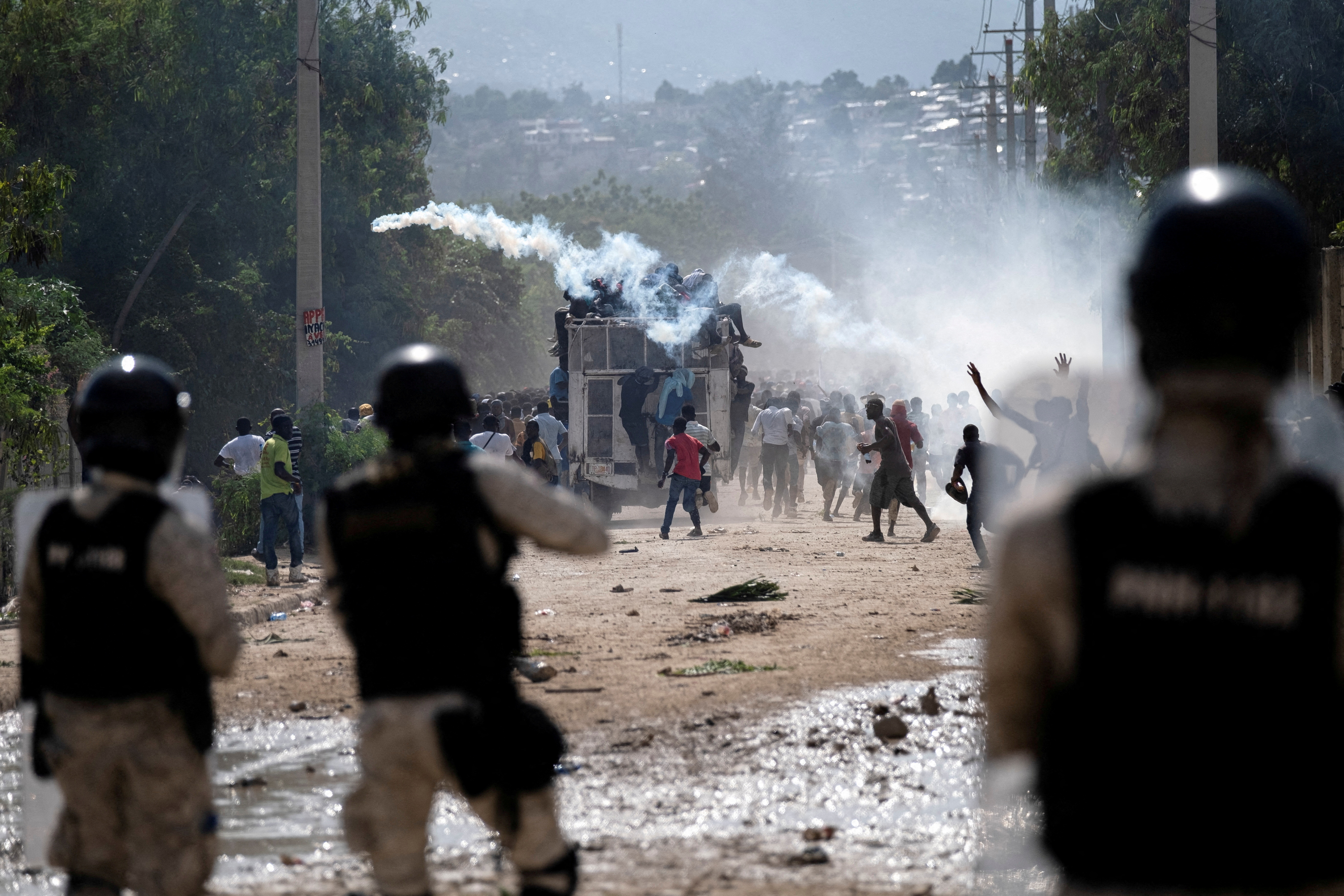 Agentes de la Policía Nacional de Haití despliegan gases lacrimógenos durante una protesta que exige la dimisión del primer ministro de Haití, Ariel Henry, en Puerto Príncipe el 17 de octubre de 2022 (REUTERS/Ricardo Arduengo)