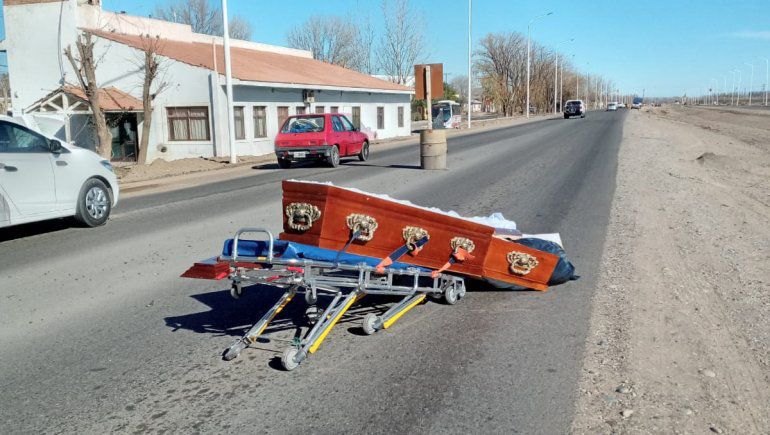 Insólito: un ataúd se cayó del auto fúnebre y quedó abierto en plena calle  de Neuquén - Infobae