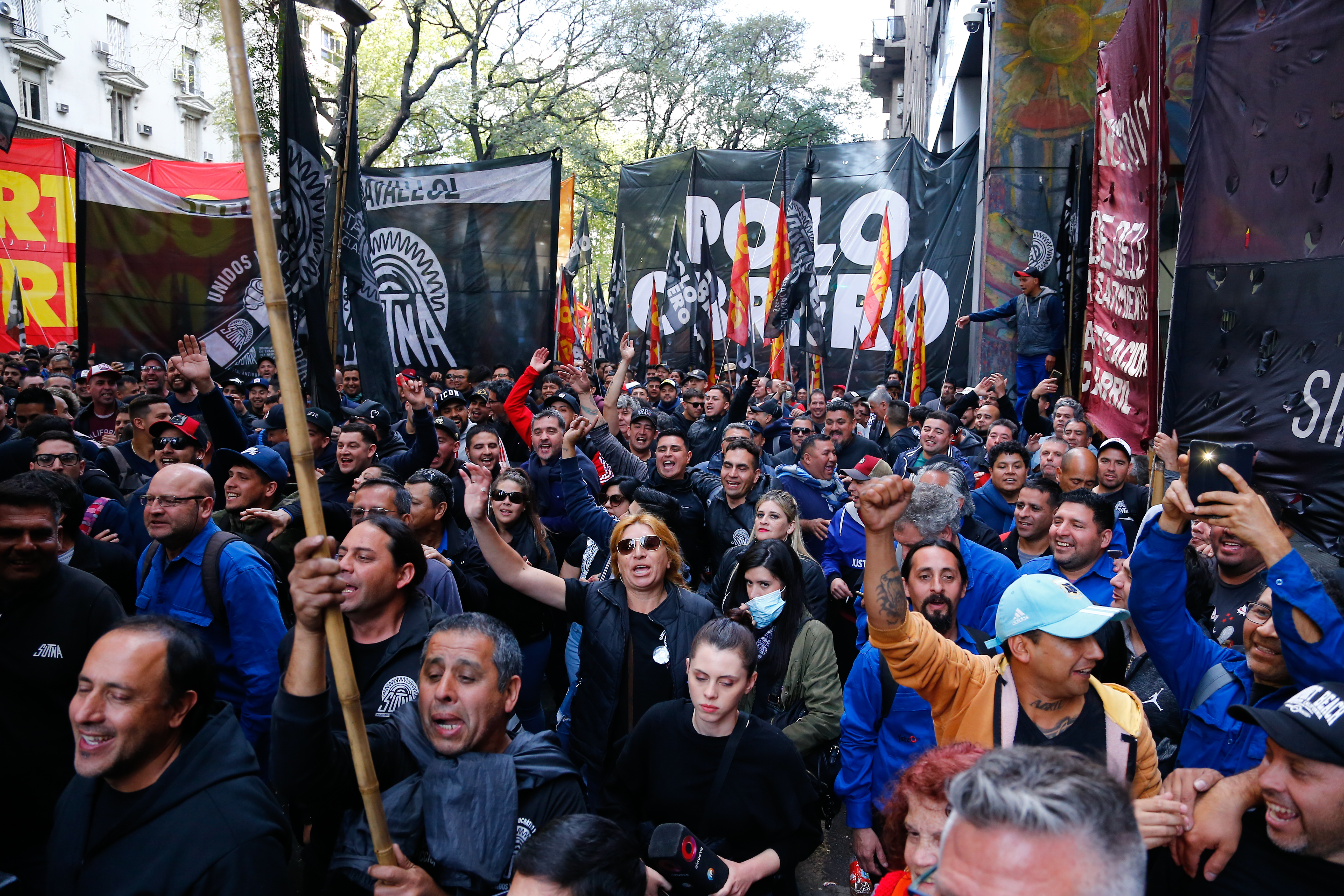 El Partido Obrero y otras agrupaciones de izquierda acompañaron la movilización de los manifestantes del SUTNA (Foto Luciano González)