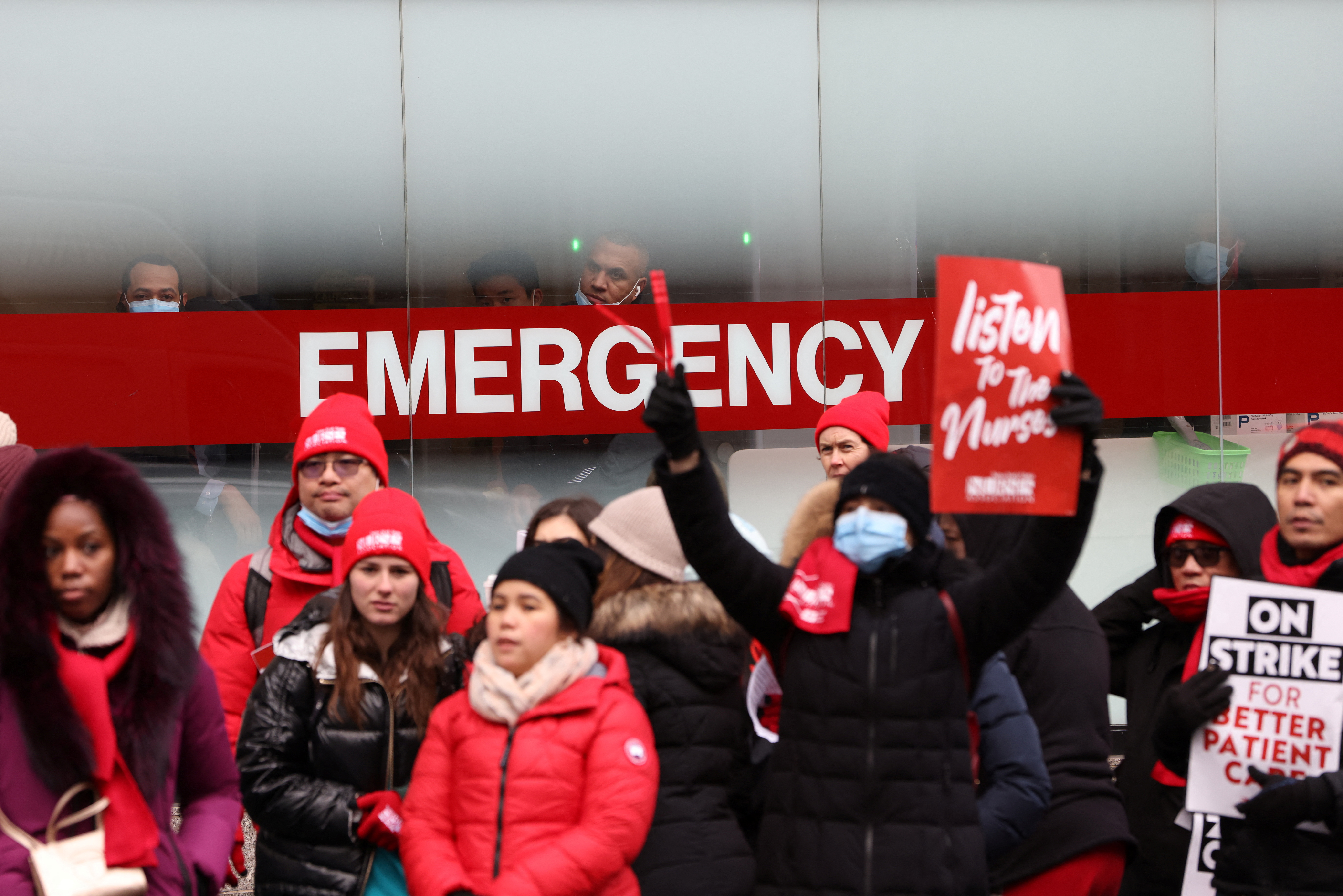 Health workers in front of the Mount Sinai hospital in Manhattan, on strike (REUTERS / Andrew Kelly)
