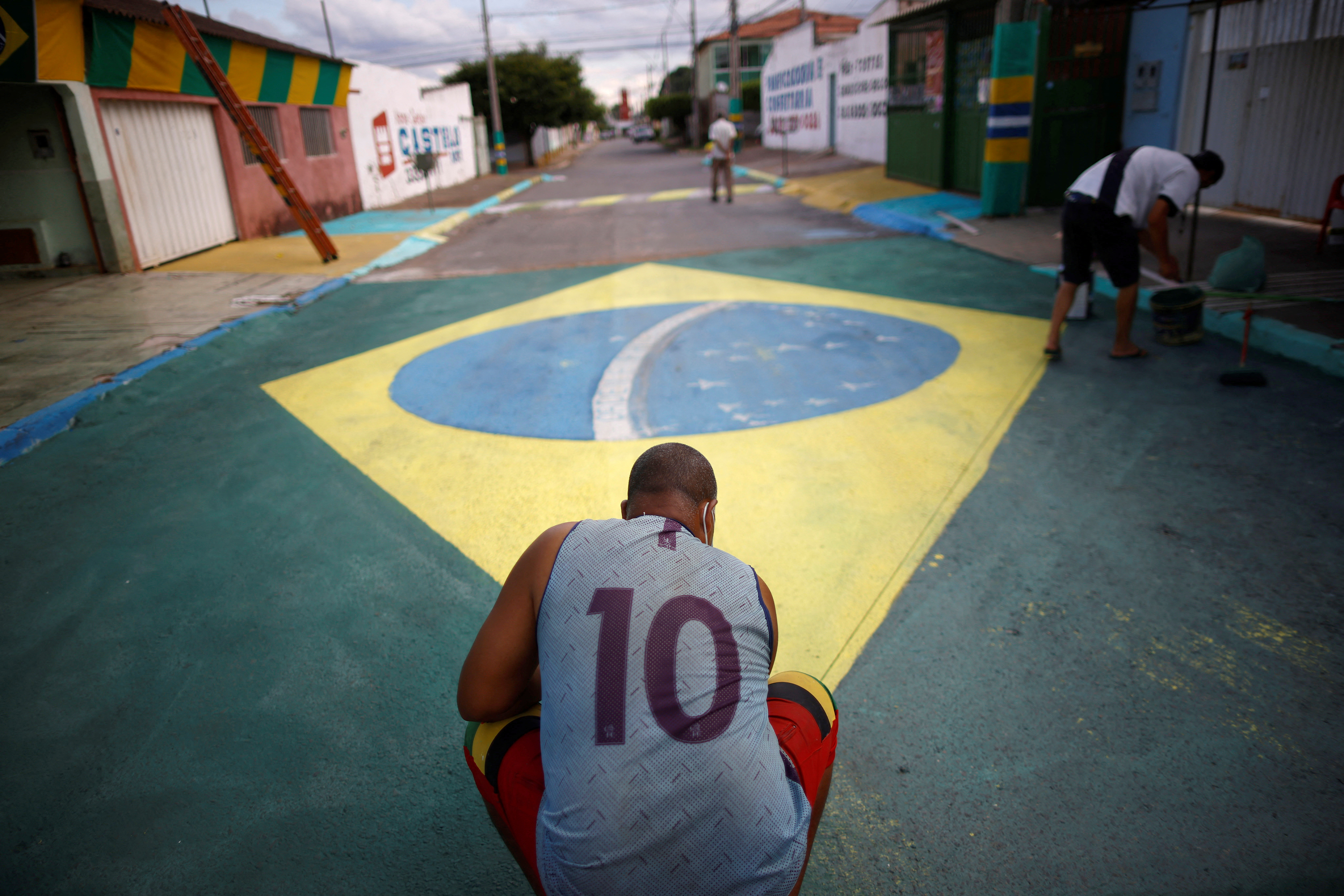 La gente decora la calle antes de la próxima Copa Mundial de la FIFA Qatar 2022 en el barrio de Ceilandia de Brasilia. (REUTERS/Adriano Machado)