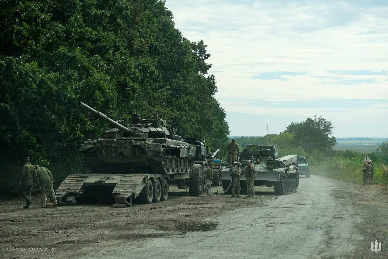 Soldados ucranianos inspeccionn los tanques rusos que quedaron abandonados en la retirada 