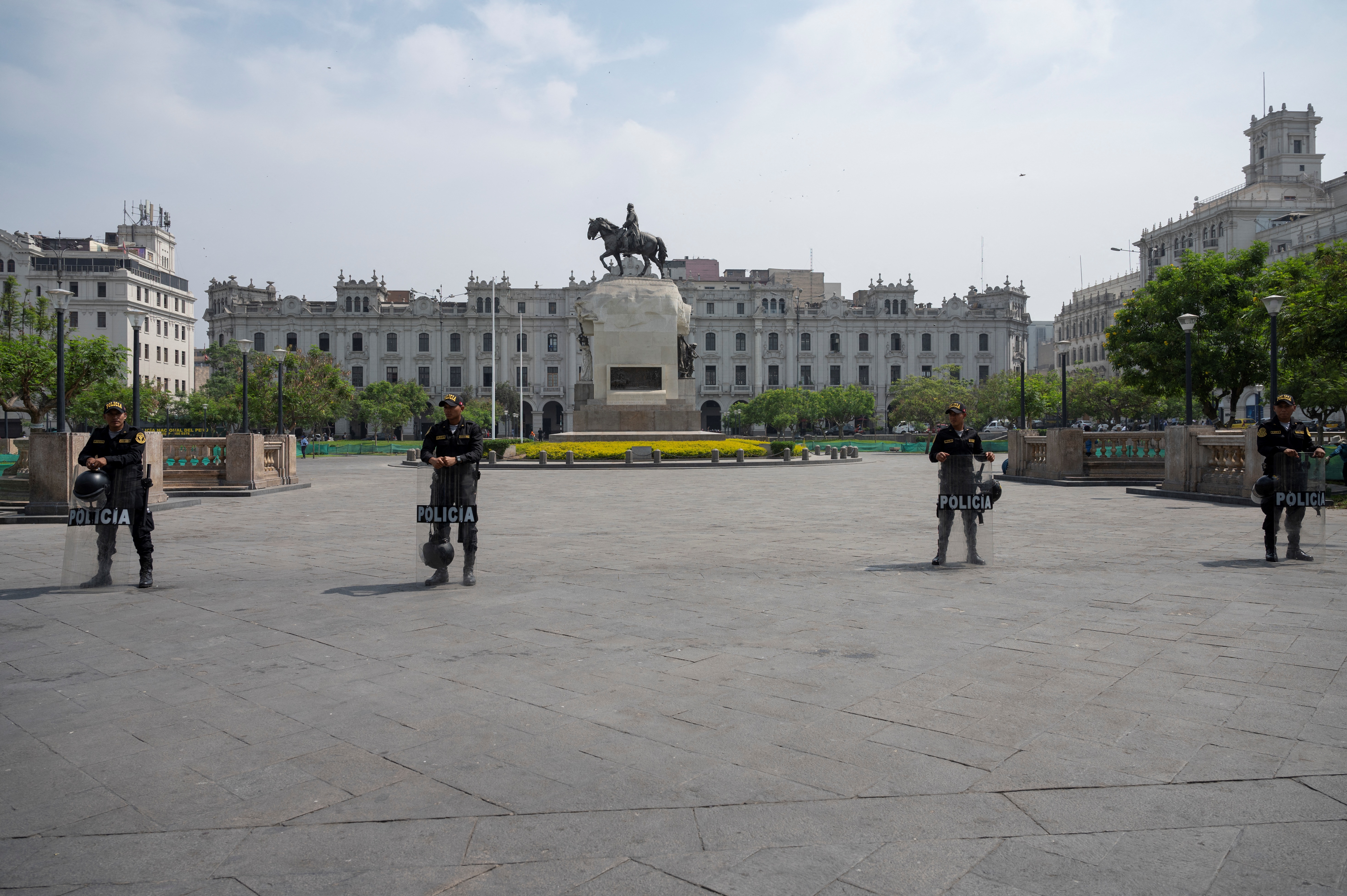 Plaza San Martín resguardada por decenas de policías (Photo by Cris BOURONCLE / AFP)