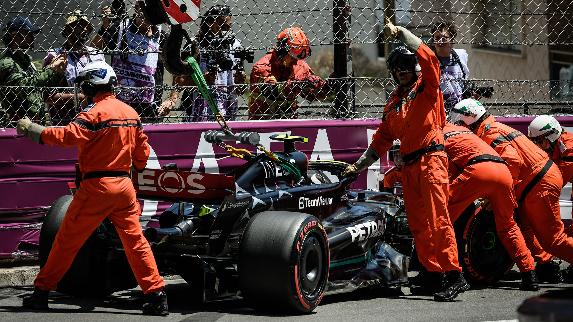 Lewis Hamilton sufrió un accidente en los entrenamientos del GP de Mónaco (Photo by Jeff PACHOUD / AFP)