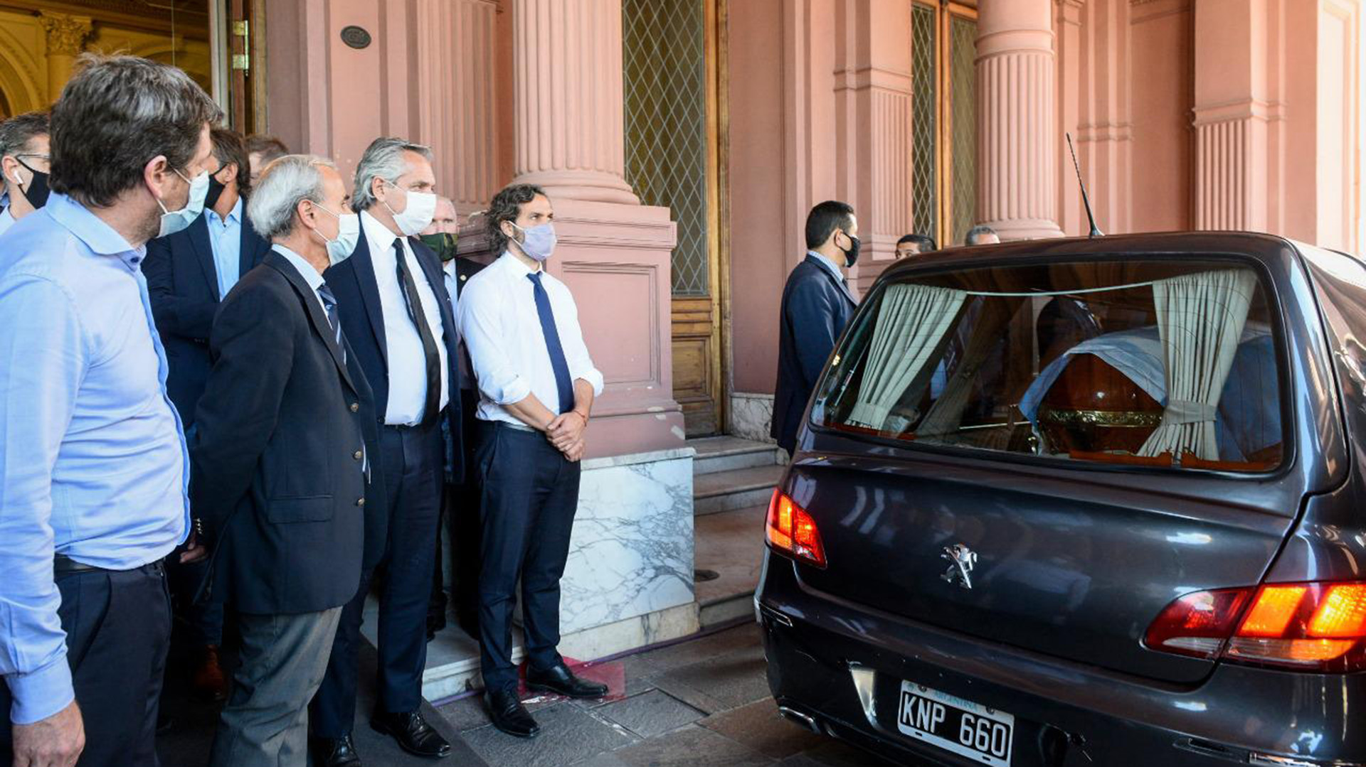 Alberto Fernández antes de que partiera el cortejo fúnebre
