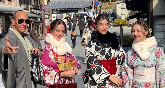 Andrea Legarreta respondió a críticas por usar kimonos y no cubrebocas en su viaje familiar a Japón