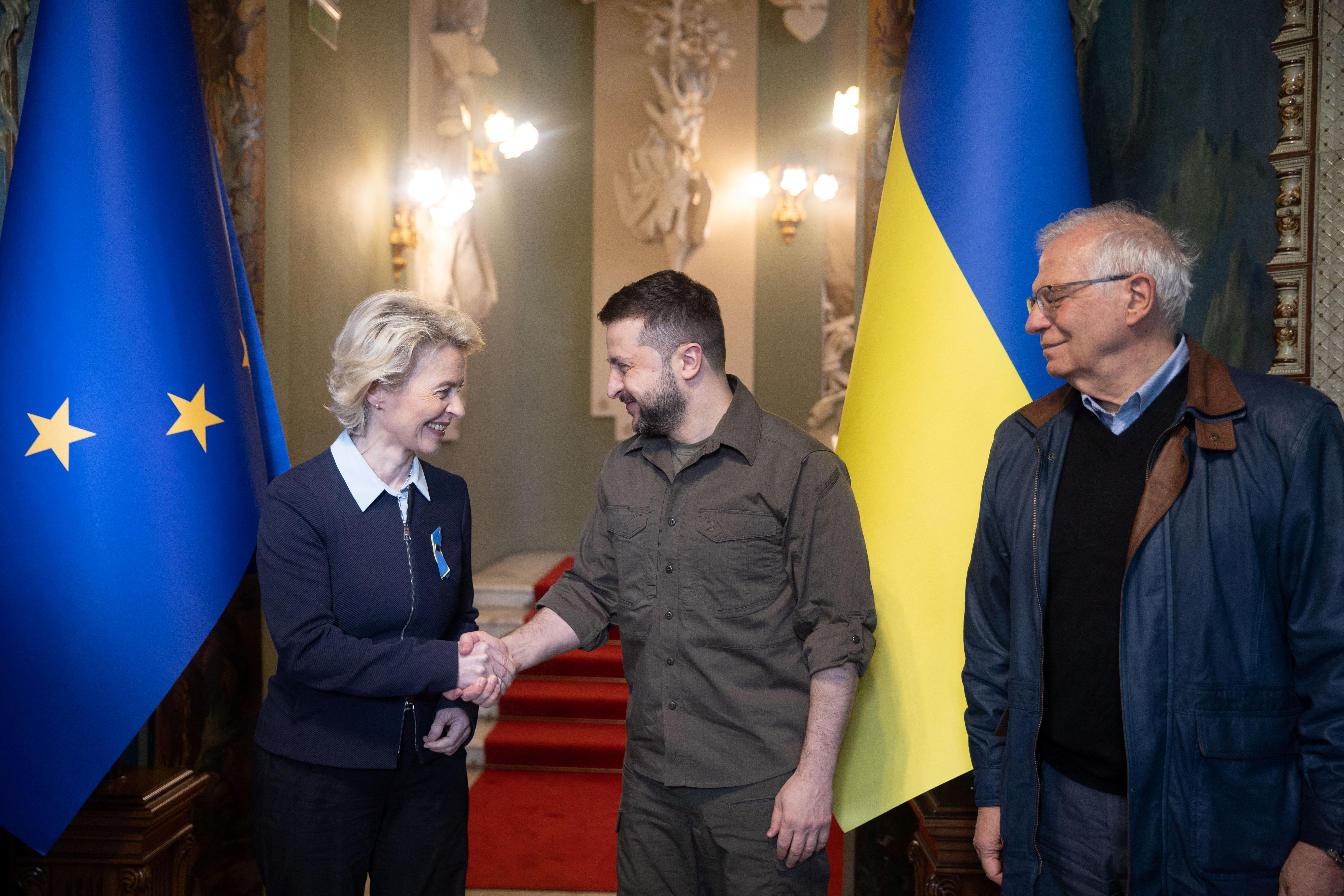 Ursula Von der Leyen y Joseph Borrell llegaron a Kiev para demostrar el firme apoyo de la Unión Europea a Ucrania. (REUTERS)