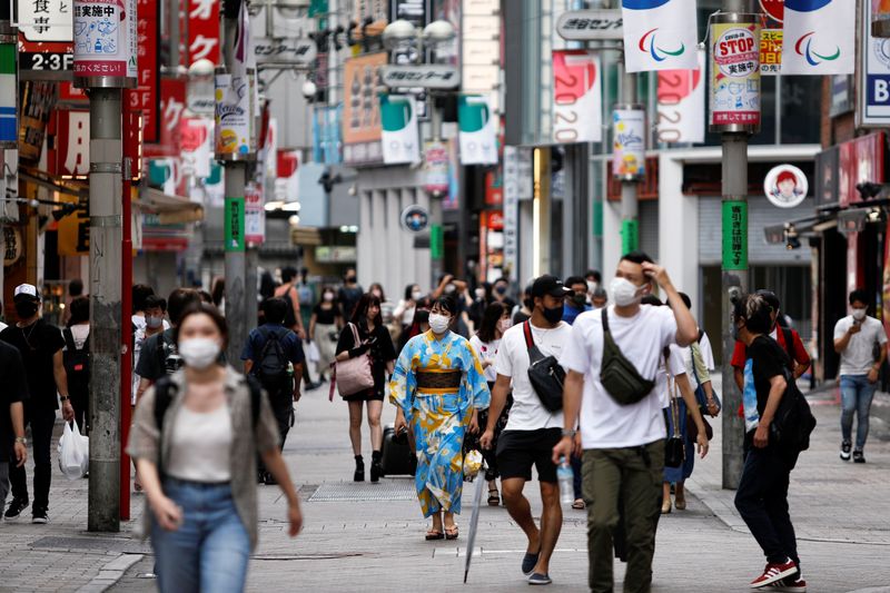 Personas en la zona comercial de Shibuya, distrito en Tokio que ya reconocía las uniones civiles de las personas del mismo sexo (REUTERS/Androniki Christodoulou)