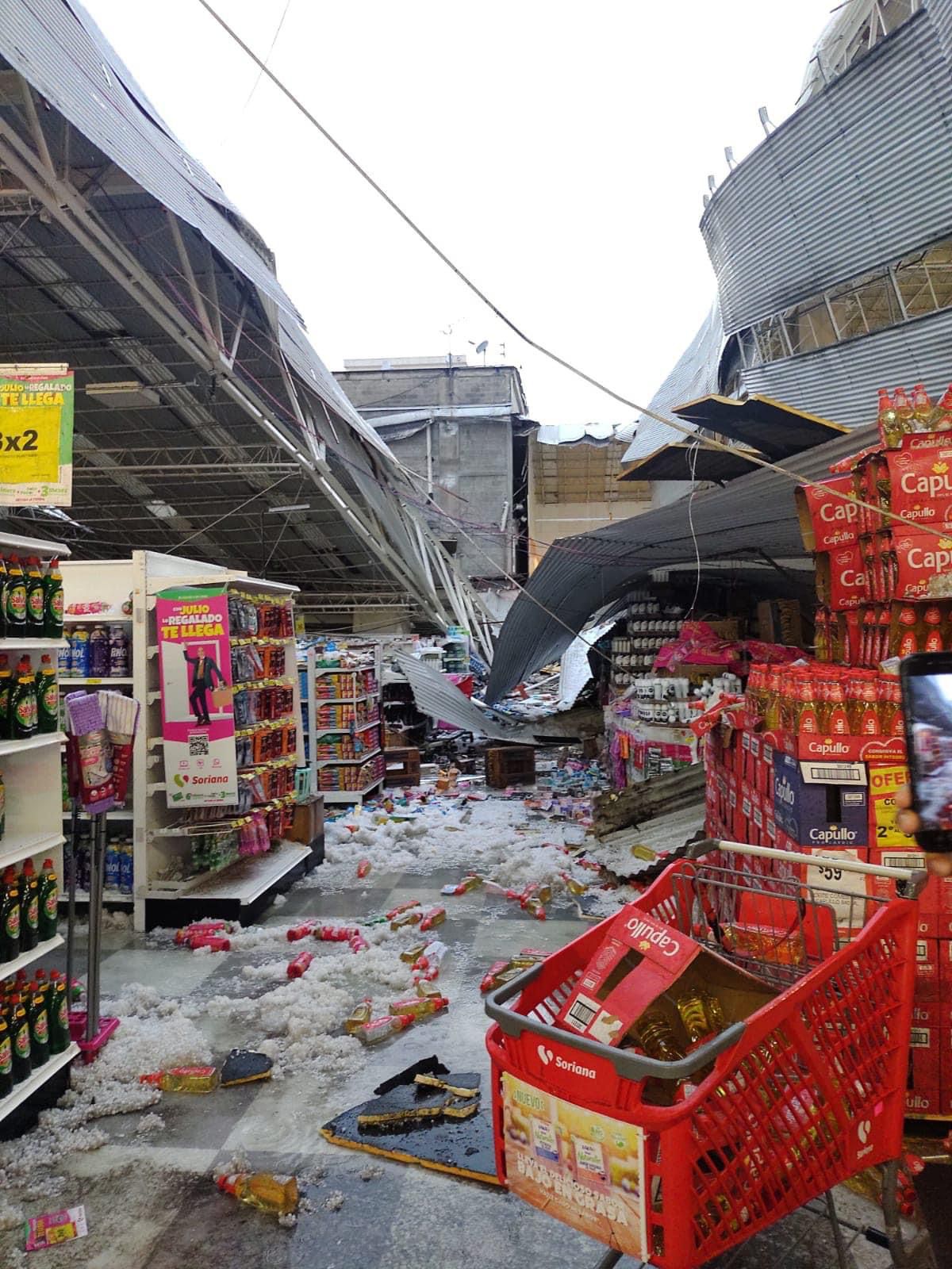 Las autoridades capitalinas reportaron el desplome del techo de un centro comercial en la colonia San Juan, alcaldía Benito Juárez (Foto: Twitter@SGIRPC_CDMX)