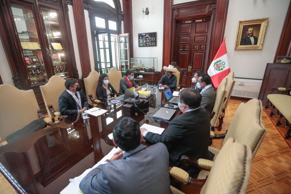 Pedro Castillo y el equipo de fiscales en Palacio.