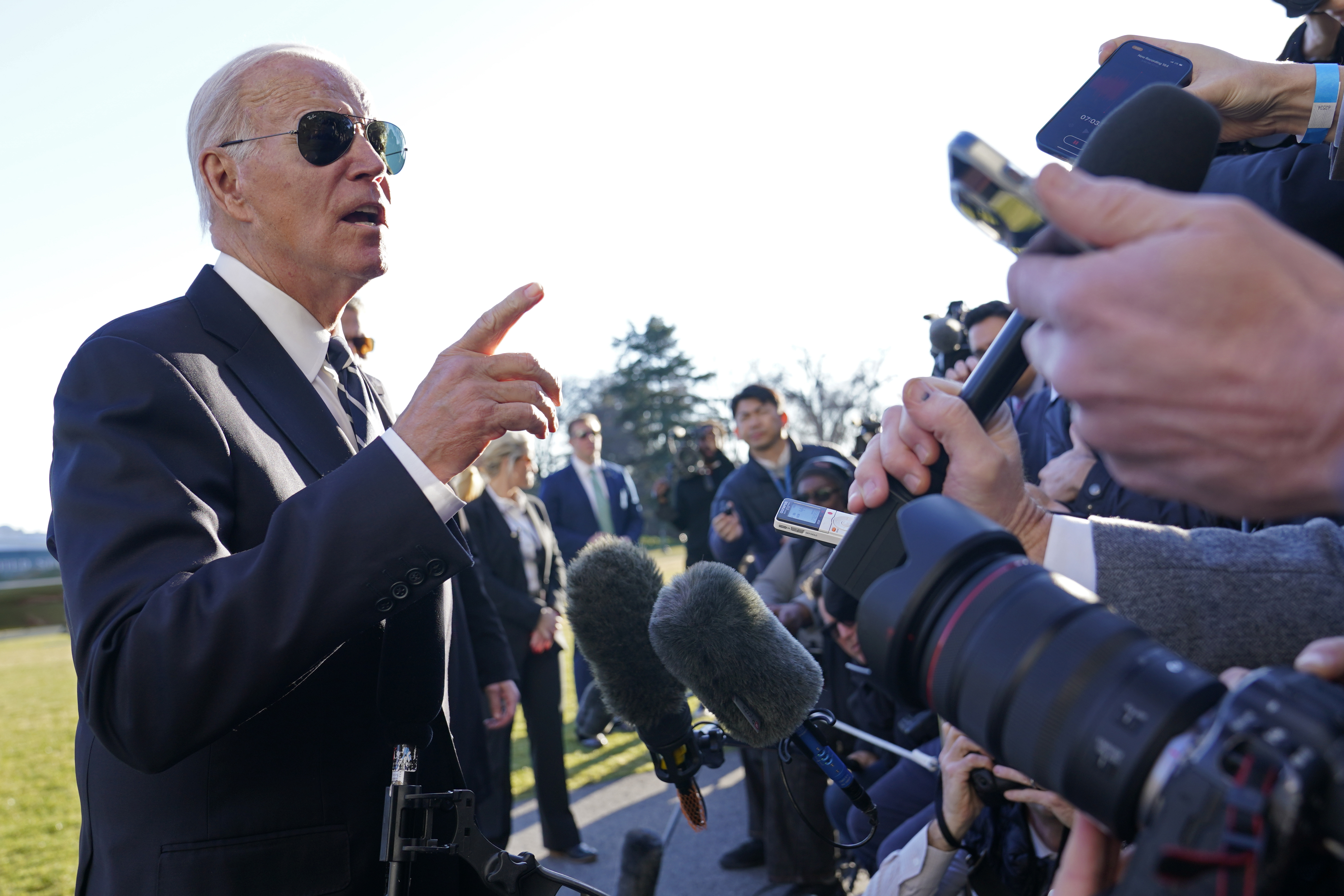 El presidente Joe Biden habla con reporteros en la Casa Blanca