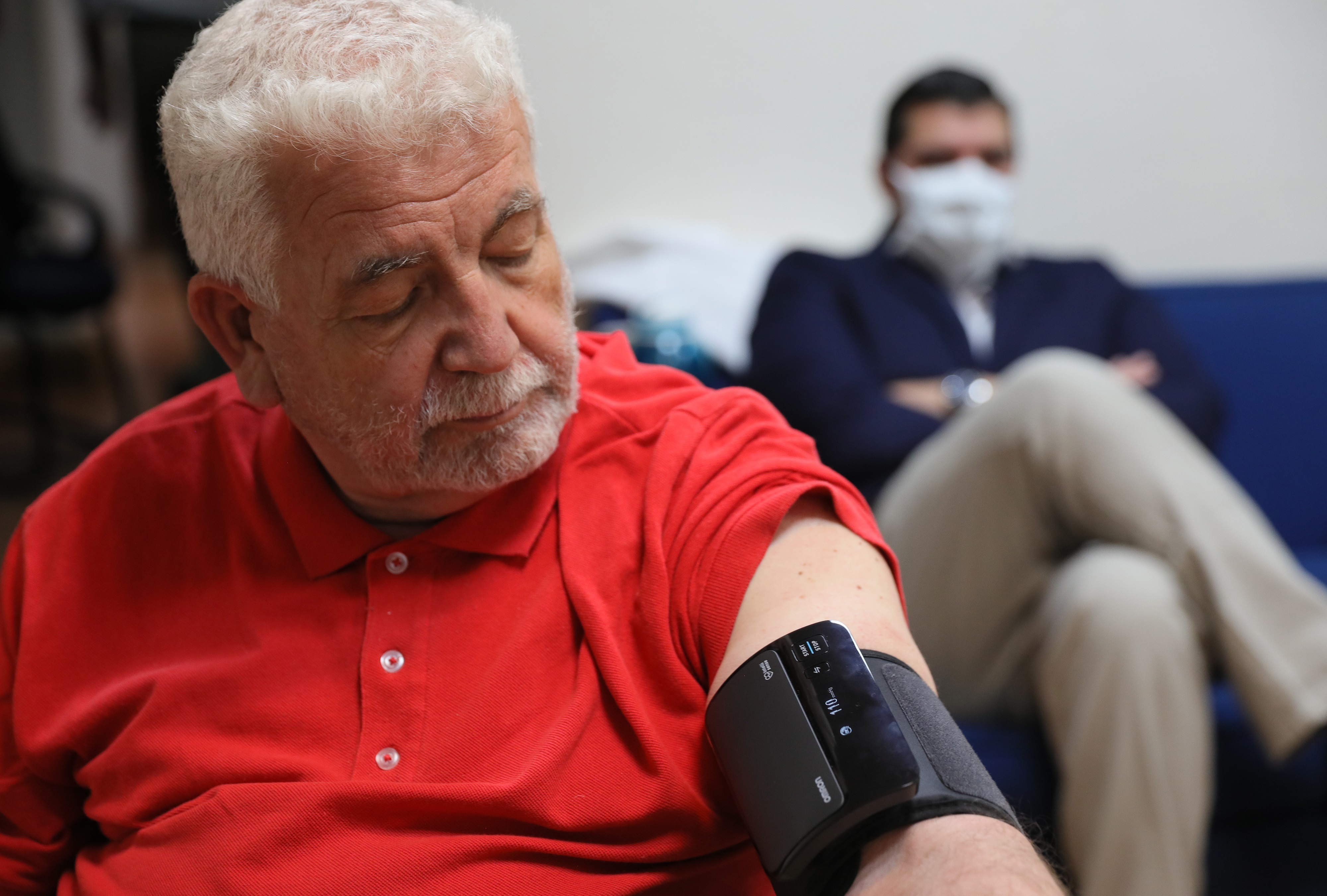 Un hombre espera mientras le toman la presión arterial. EFE/Alex Cruz/Archivo
