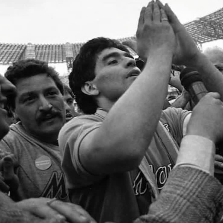 Tommaso Starace, como si fuera guardaespaldas de Diego. En el Mundial de Italia también trabajó para el argentino