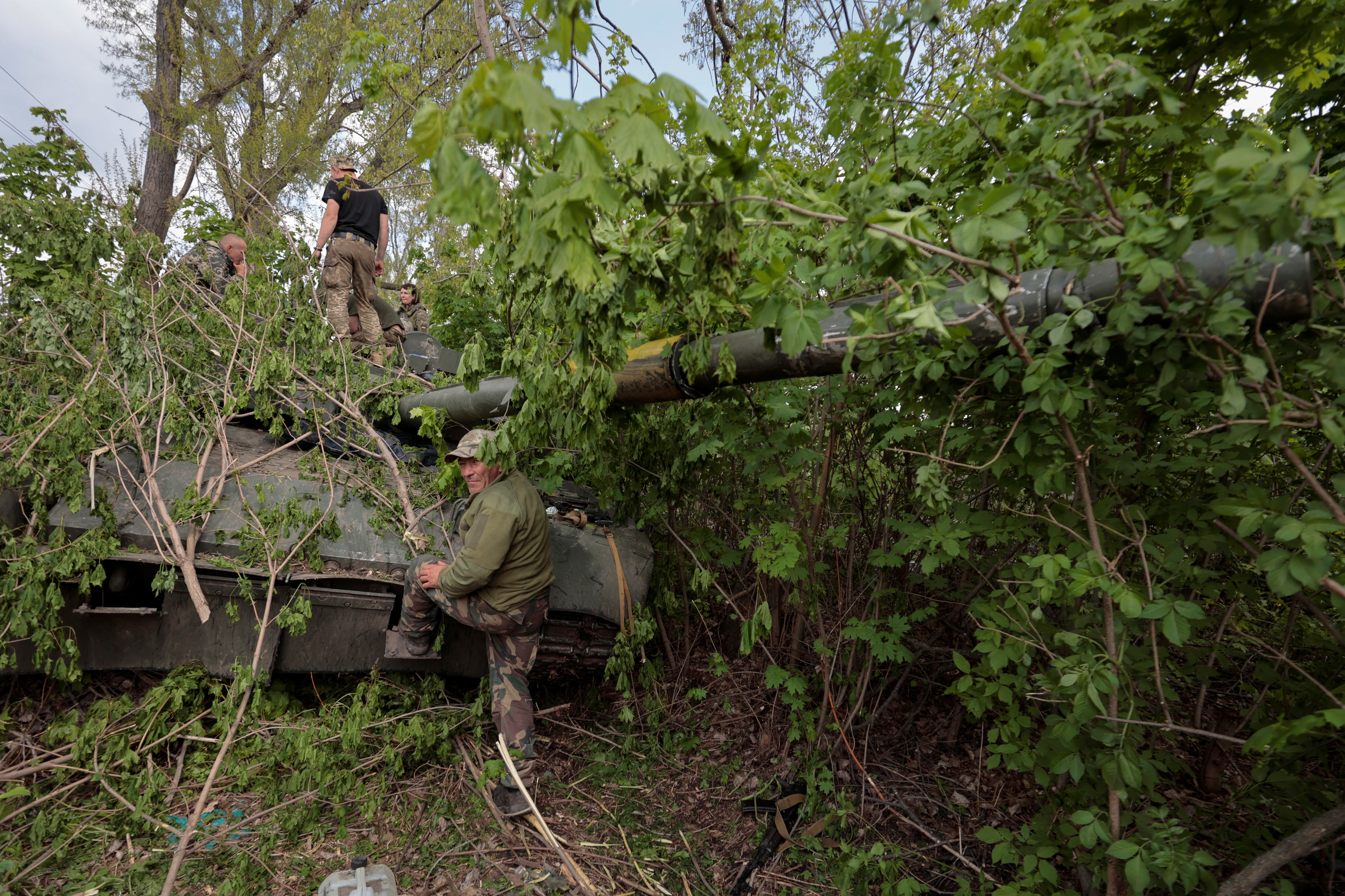 Soldados ucranianos trepados a un tanque ruso T-80 capturado en Kharkiv (REUTERS/Serhii Nuzhnenko)