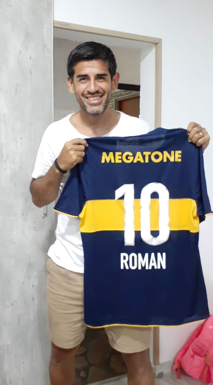 Con la camiseta de Boca que le regaló Riquelme (Archivo personal)