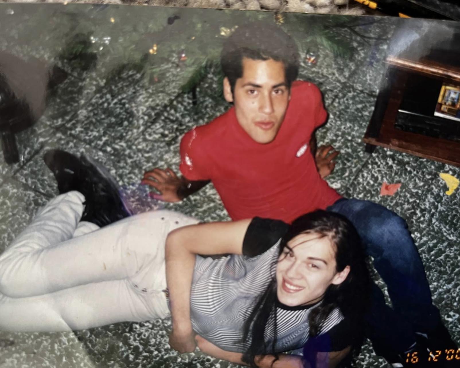 Mariana Genesio Peña, en plena adolesencia, con su amigo Fernando, responsable de su nombre