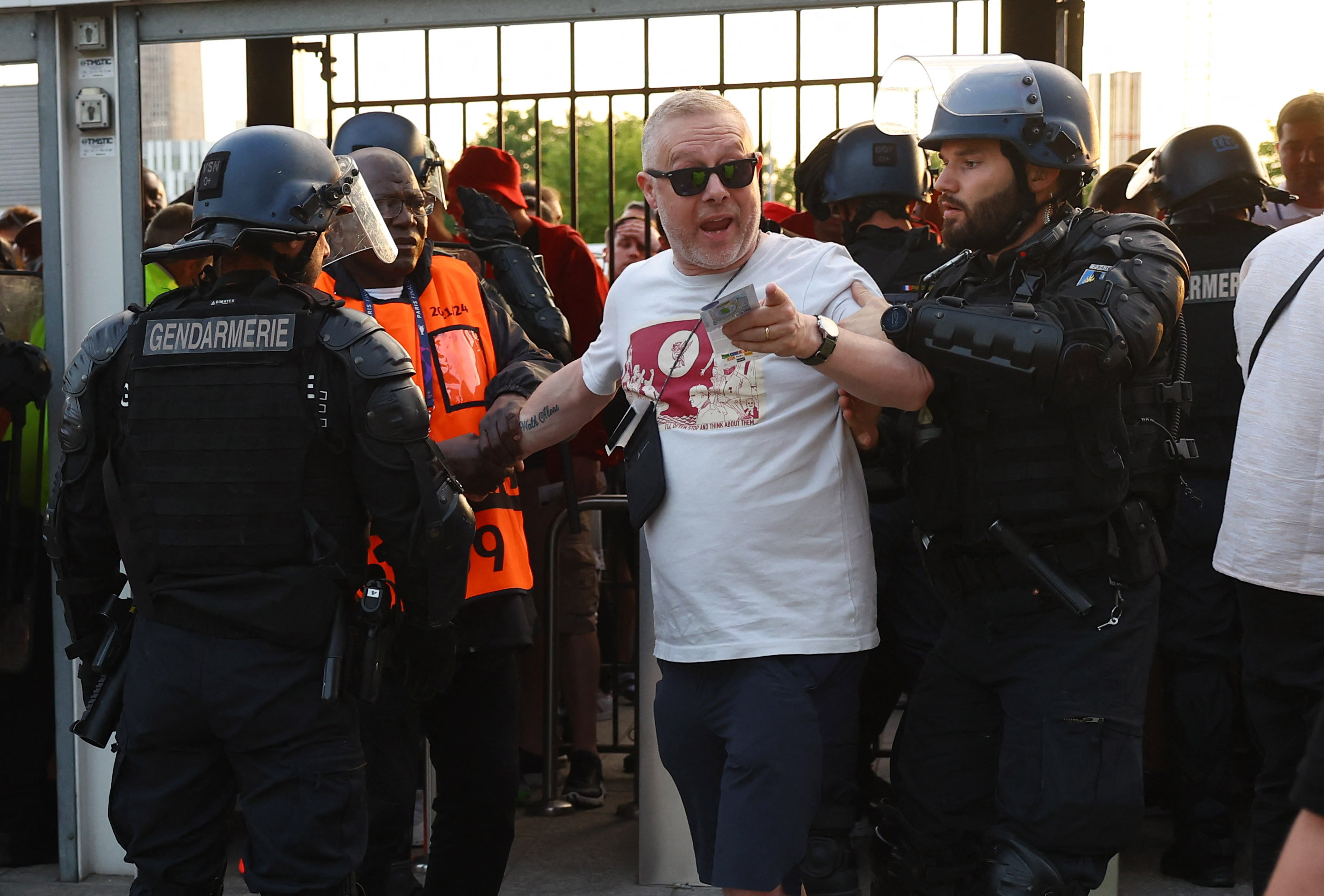La Policía detiene a un fanático del Liverpool en los ingresos al Stade de France.