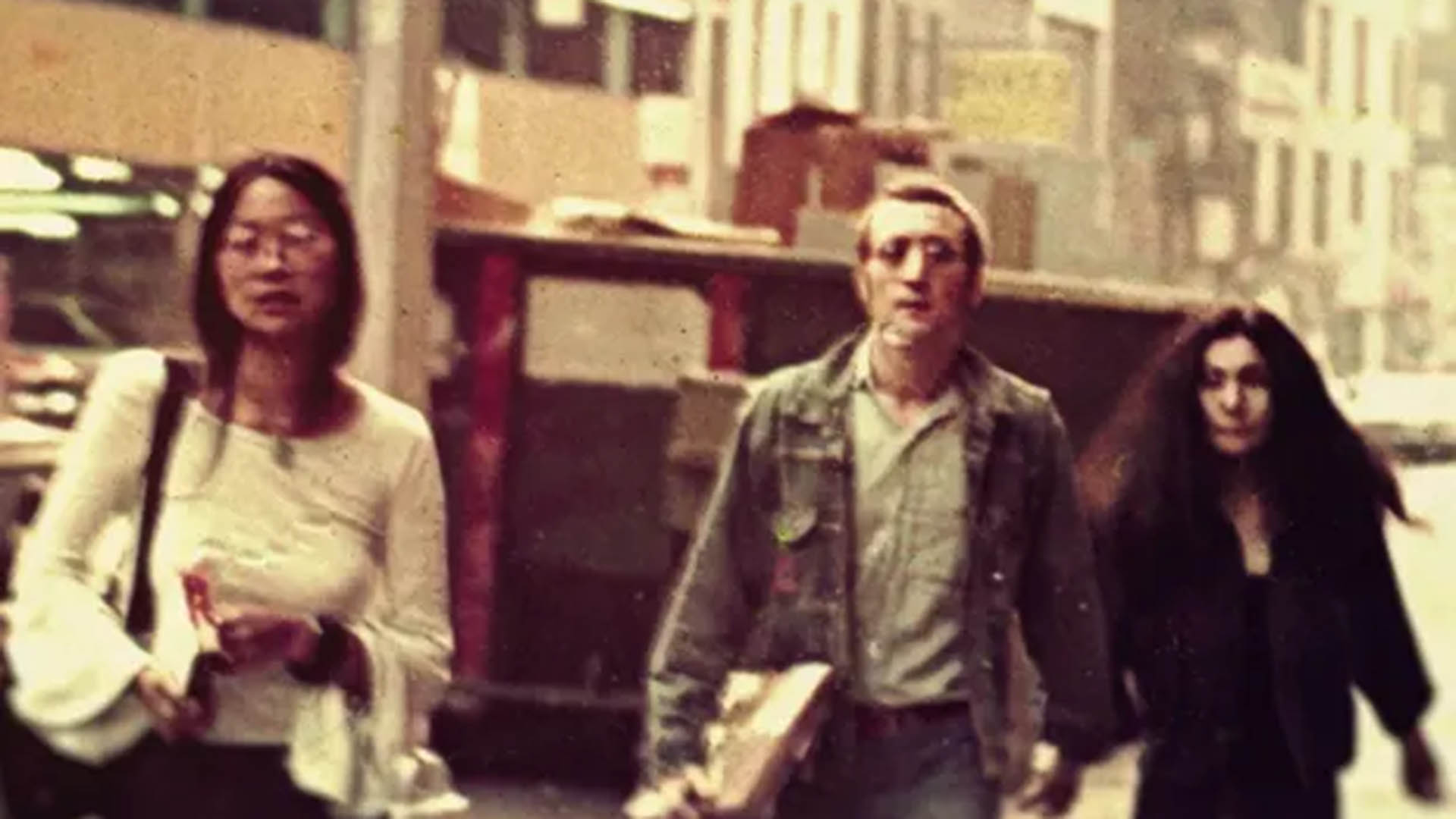 Una de las pocas imágenes en la que aparecen May Pang junto a Lennon y Yoko Ono, difundidas en el documental 