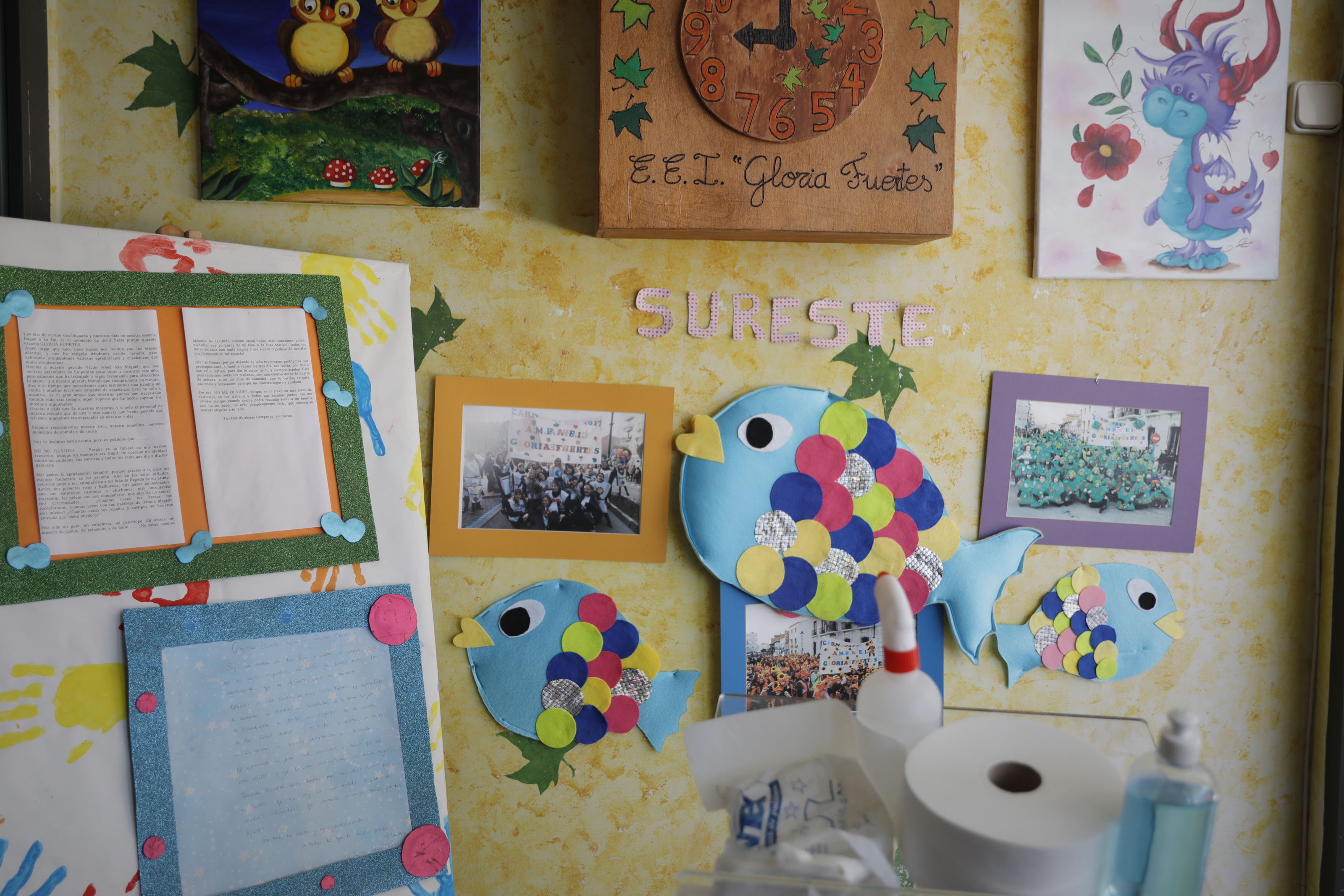 Carteles y dibujos colgados en las paredes de una Escuela Infantil en España