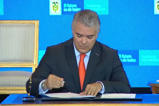 Presidente Iván Duque firmó el decreto de incremento de salario mínimo. Foto: Presidencia.