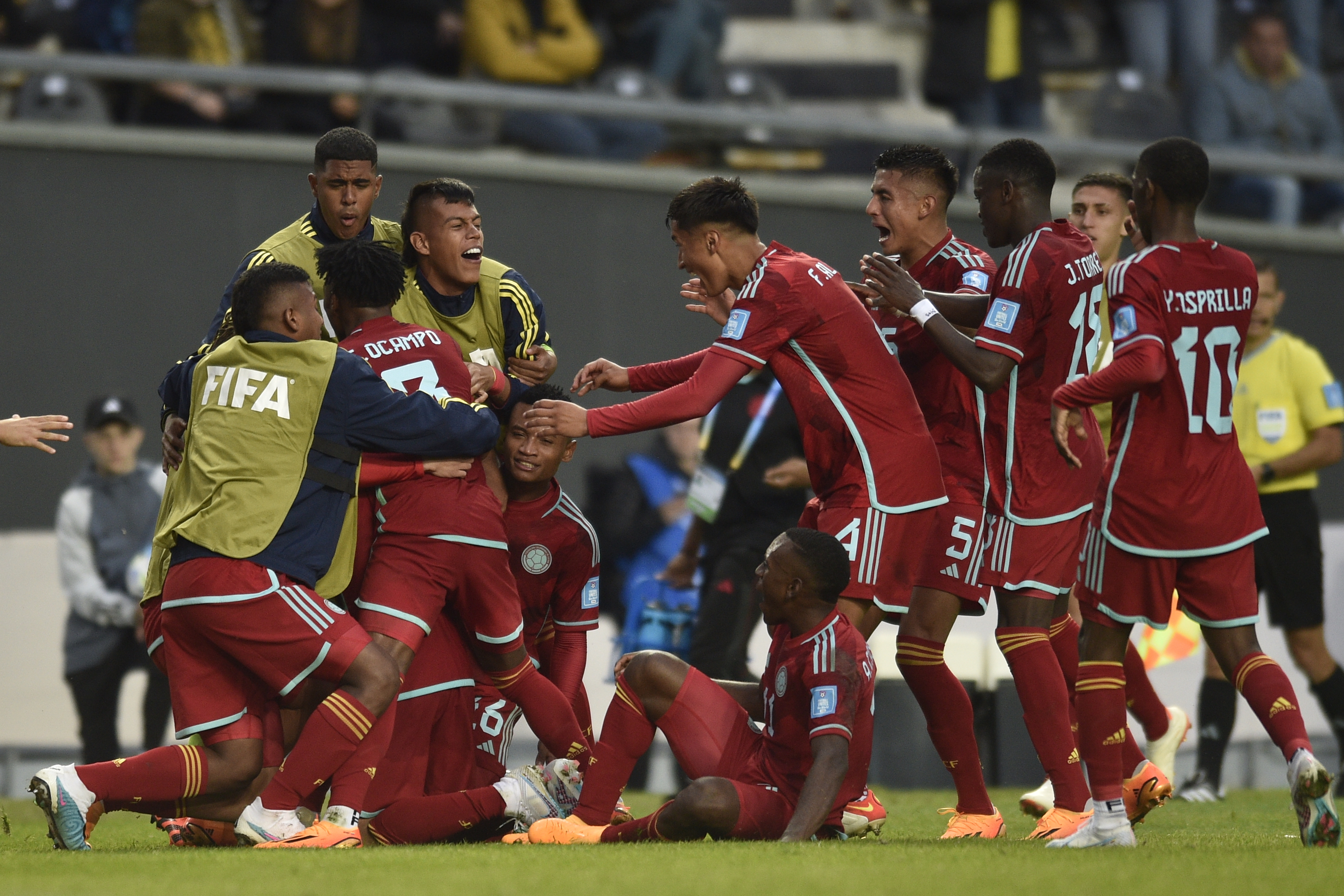 Los jugadores de Colombia celebran el segundo gol para la victoria 2-1 ante Israel en el partido del Mundial Sub20, el domingo 21 de mayo de 2023, en La Plata, Argentina. (AP Foto/Gustavo Garello)