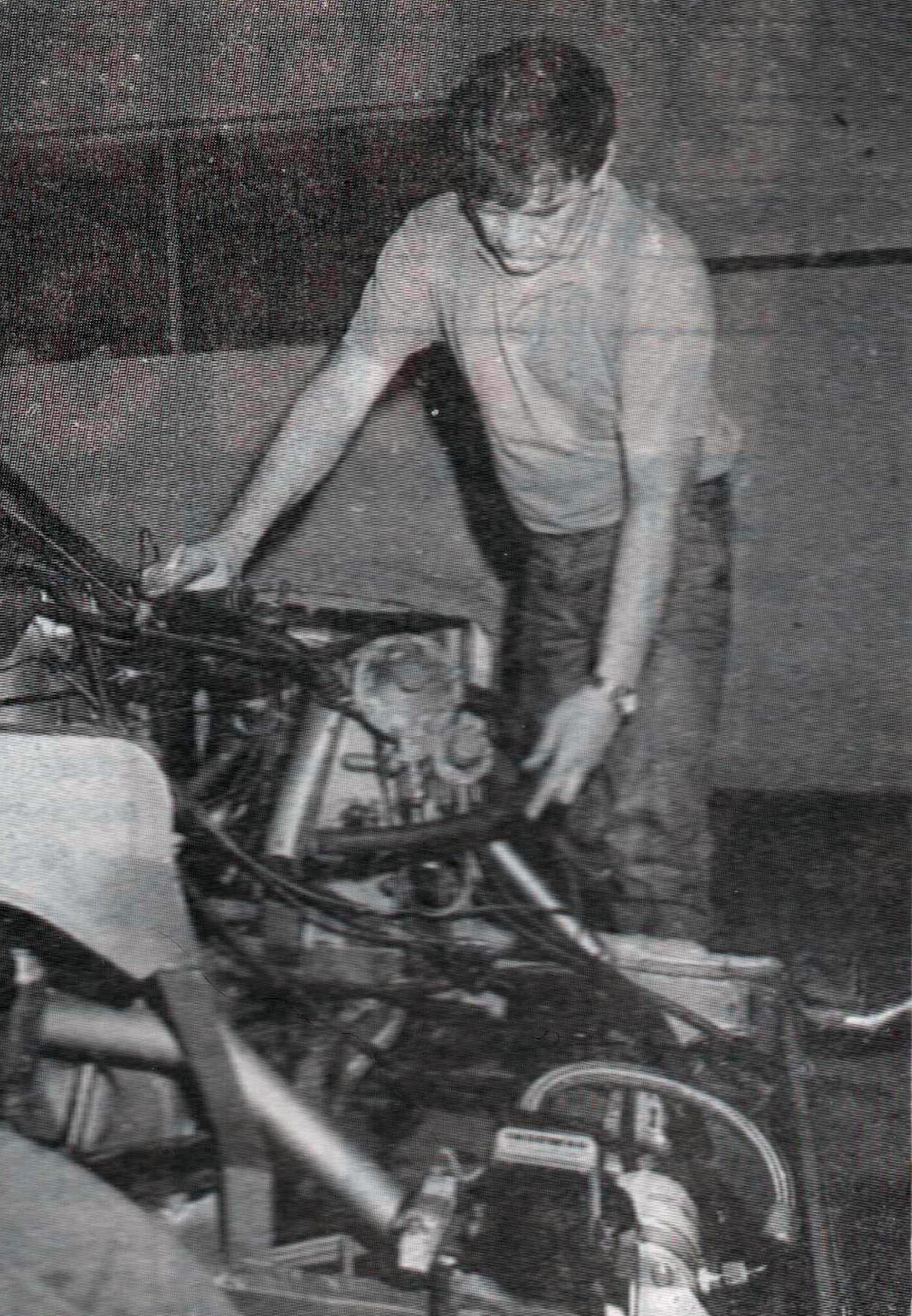 Luis trabajando sobre el motor del Torino (Archivo CORSA)