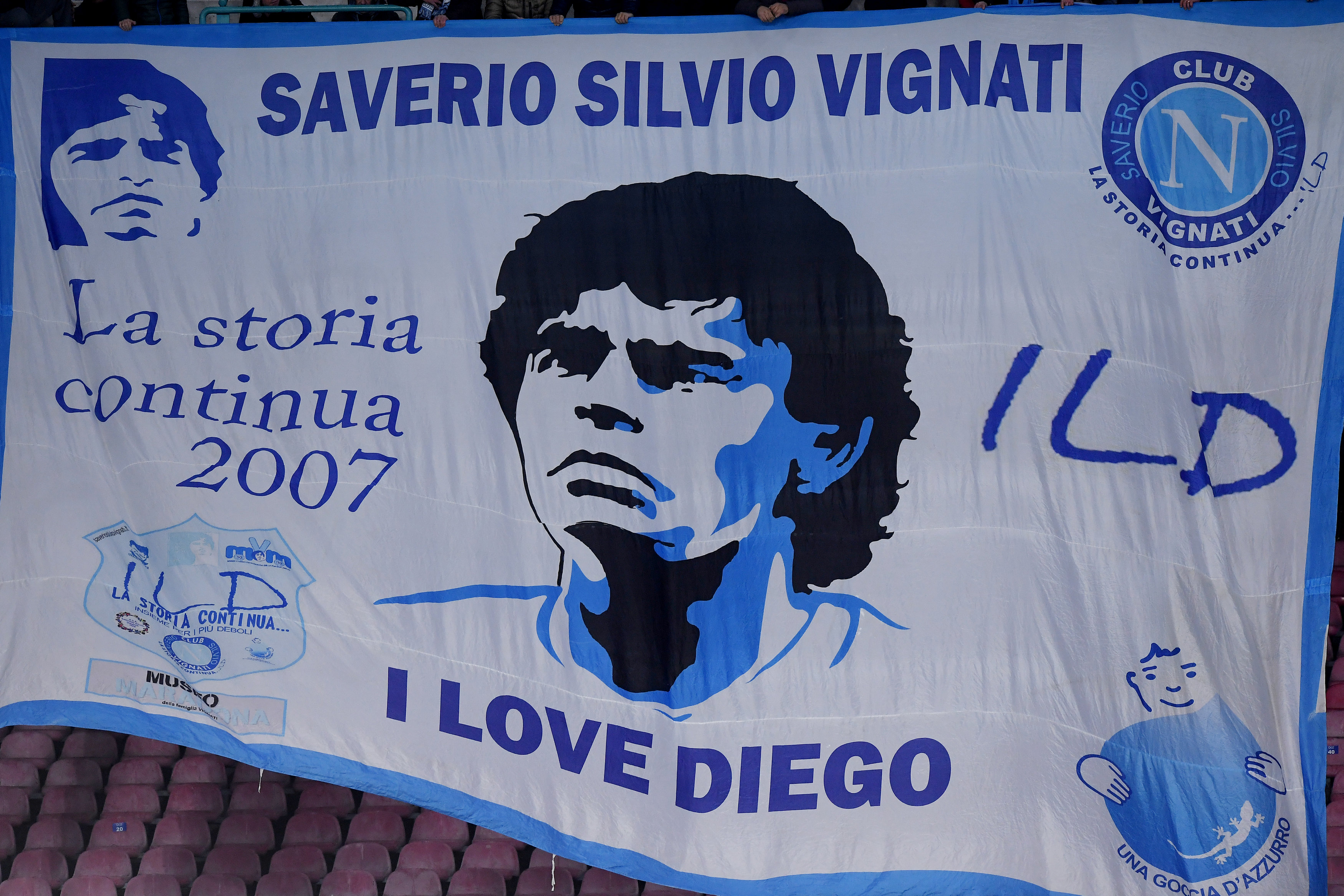 Algunos hinchas del Napoli consideran a Maradona como un Dios (Reuters)