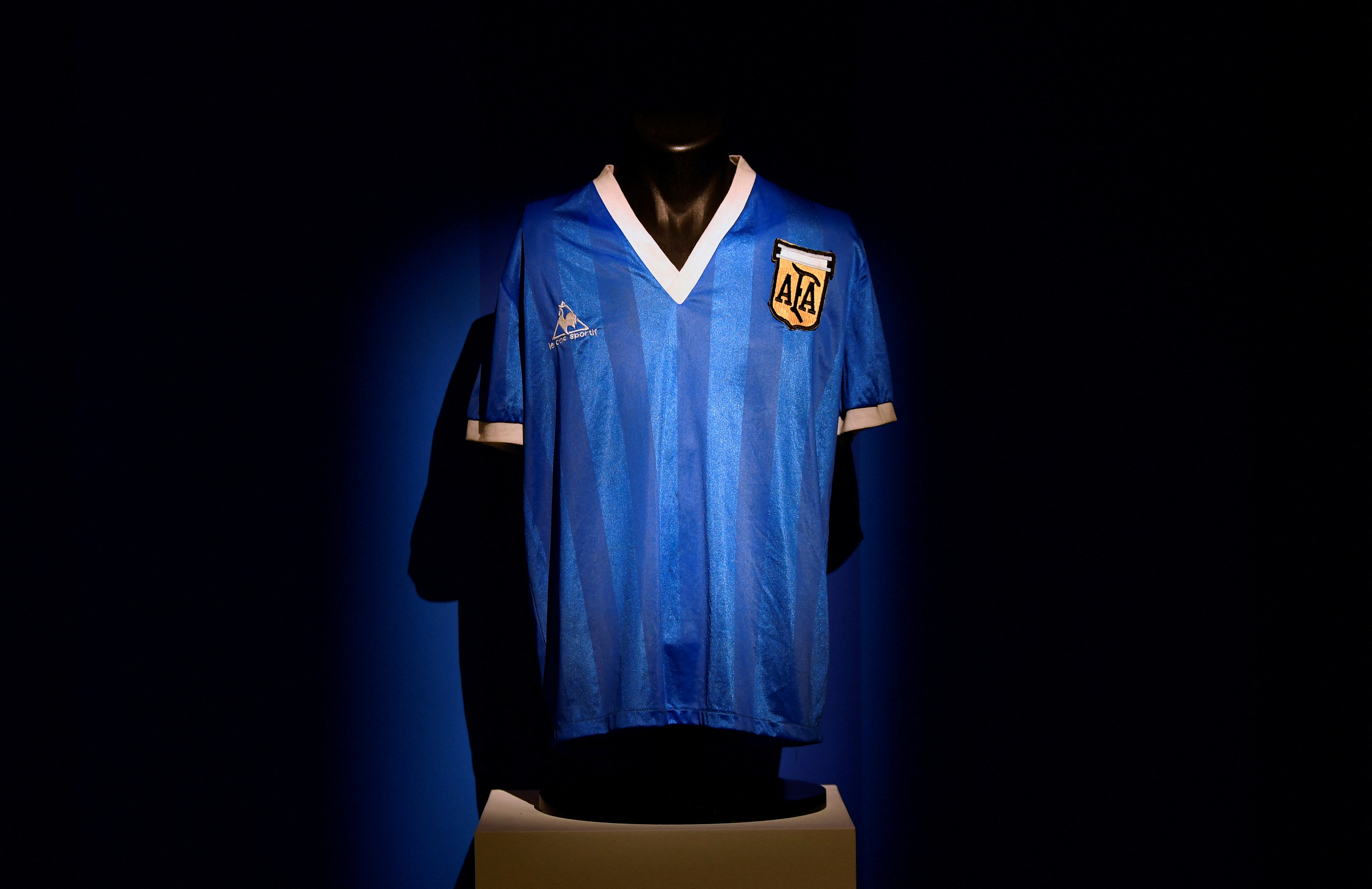 La storica maglia alternativa della squadra argentina che ha utilizzato contro l'Inghilterra in Messico 86 (REUTERS / Toby Melville)