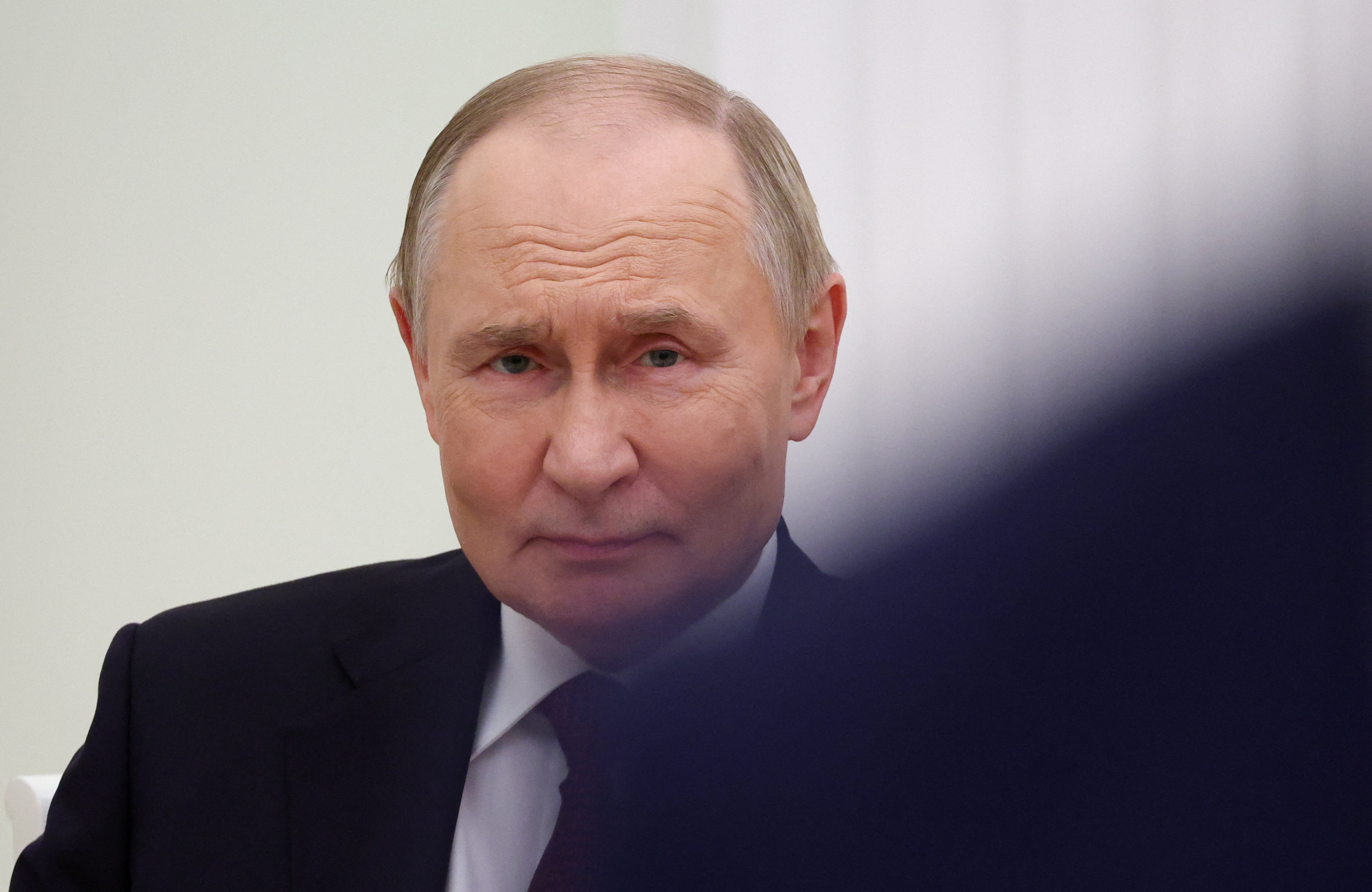 Balearon a un hombre en la entrada de supermercado de Rosario y encontraron una nota mafiosa