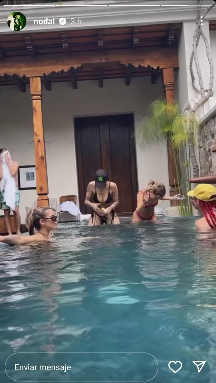 Nodal graba a Cazzu en la alberca (Fotos: Instagram: @cazzu/ @nodal/ @tityelducke_/ TikTok: paulinabarrios64