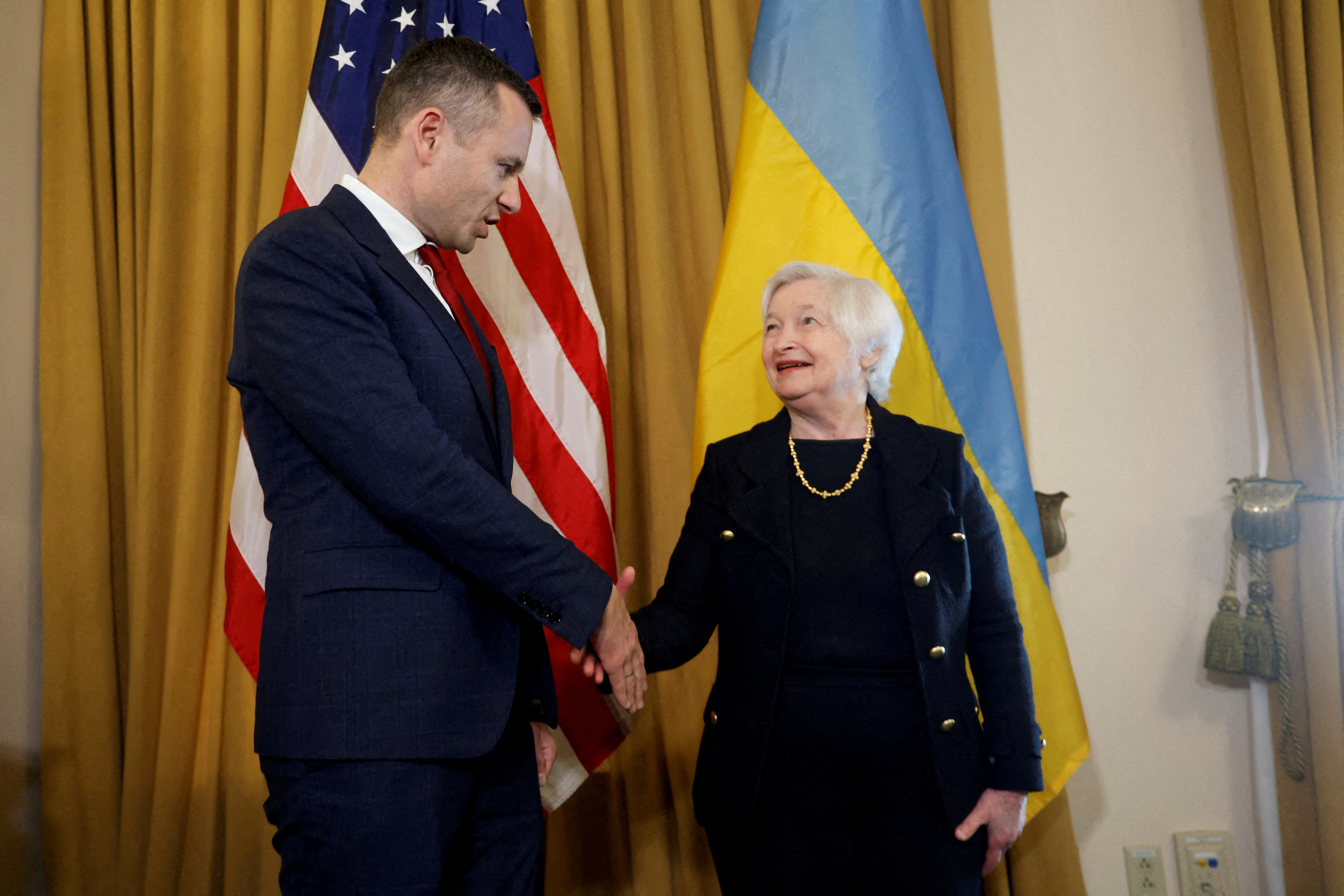 La secretaria del Tesoro de EEUU, Janet Yellen, junto a Serhiy Marchenko (REUTERS/Jonathan Ernst/File Photo)