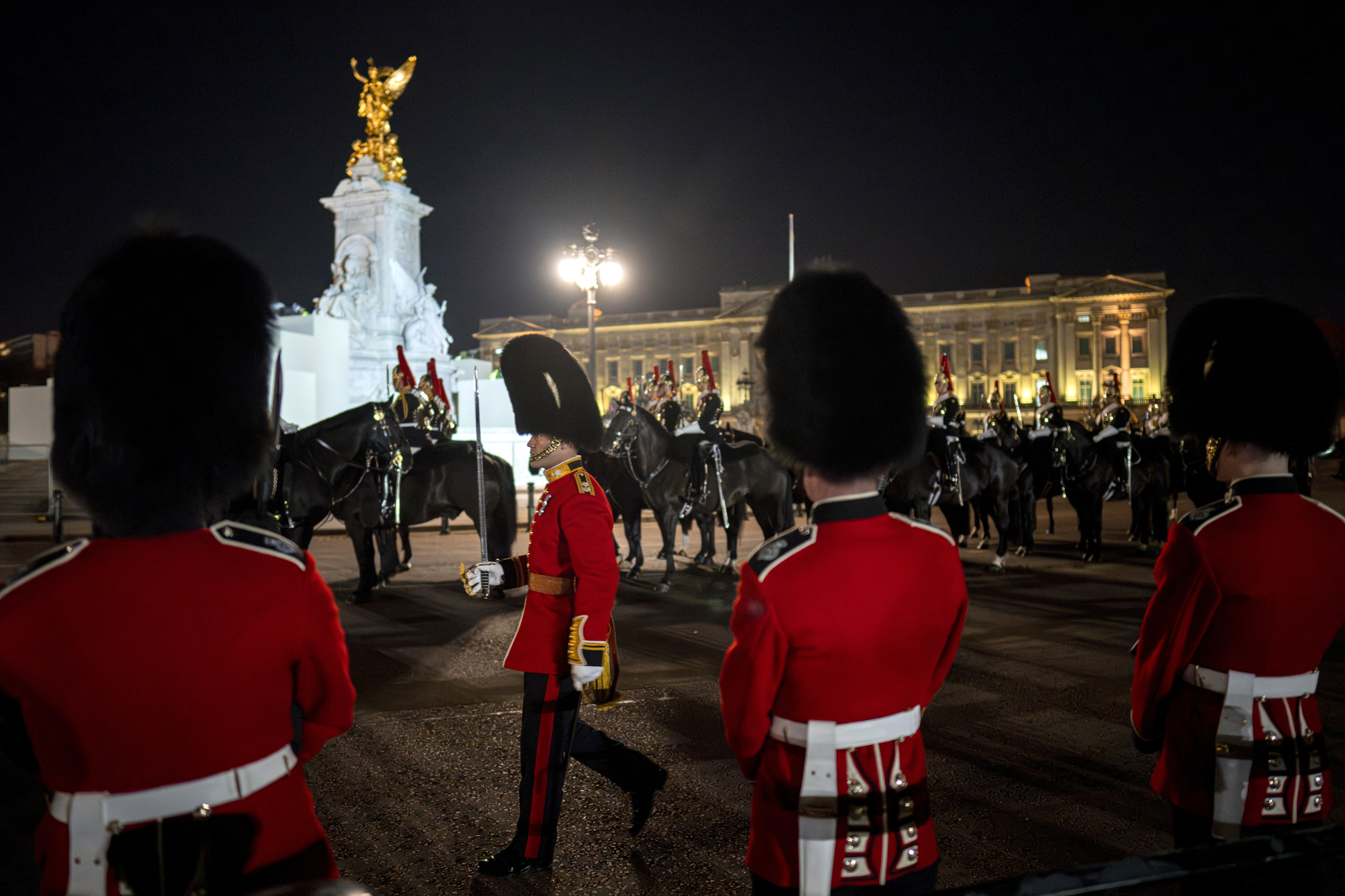 Miembros de la marcha militar cerca del Palacio de Buckingham en el centro de Londres, la madrugada del miércoles 3 de mayo de 2023, durante un ensayo para la coronación del rey Carlos III que tendrá lugar en la Abadía de Westminster el 6 de mayo. (AP Photo/Vadim Ghirda)