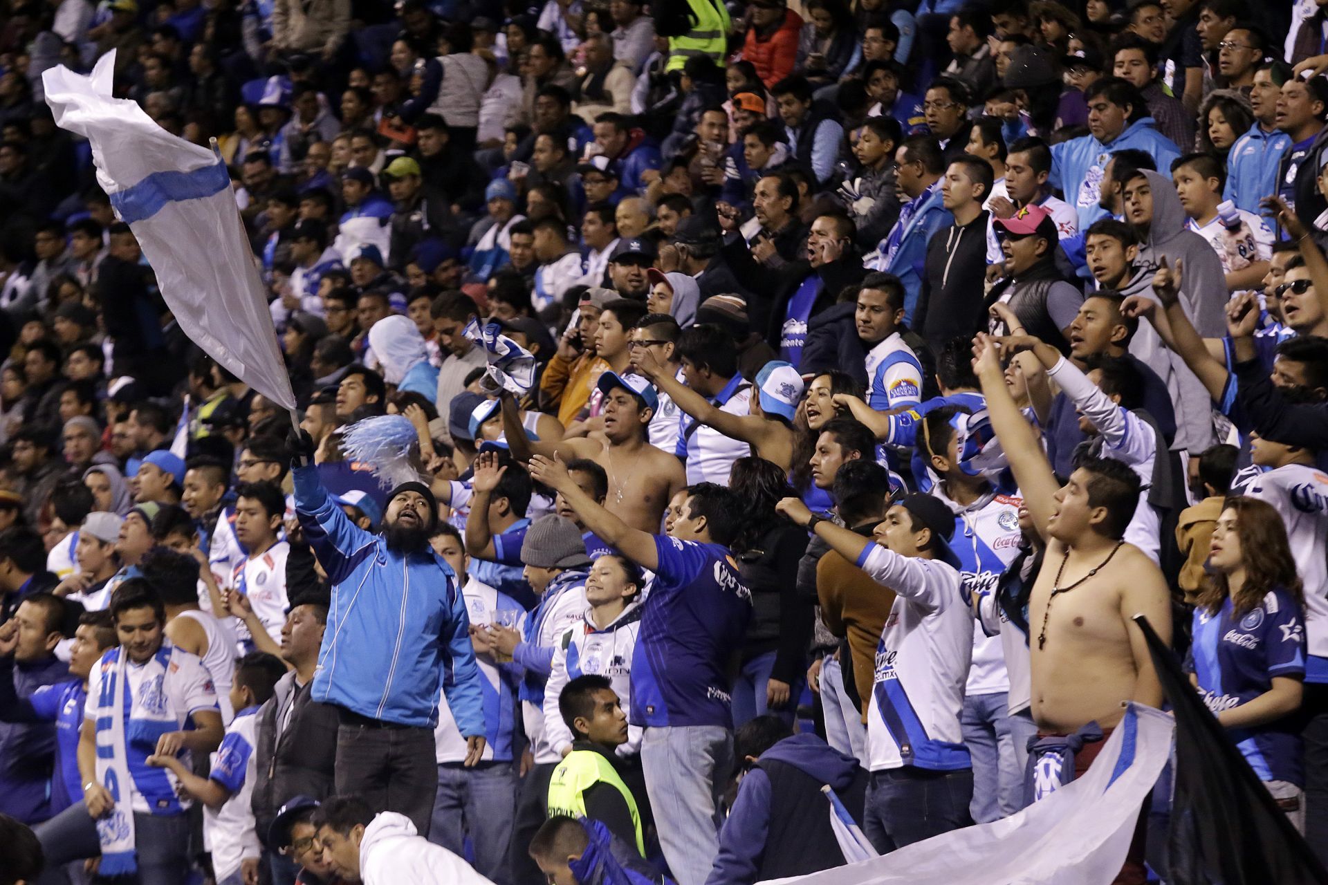La afición del Puebla festeja en su estadio, antes del inicio de la pandemia de COVID-19 (Foto: Hilda Ríos/ Cuartoscuro)