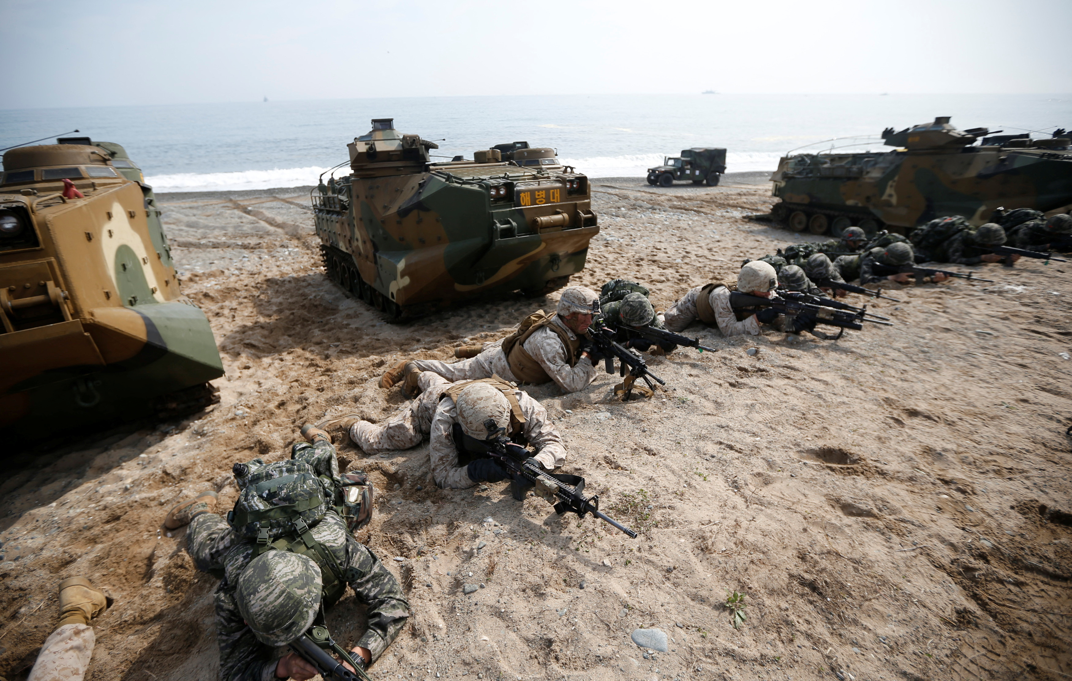 Высадка море. Высадка морского десанта США. Высадка морской пехоты США. Военные учения Южной Кореи. Военные учения Южной Кореи и США.