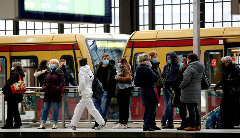 Foto de archivo de pasajeros con mascarillas esperando el tren en la estación de Friedrichstrasse en medio de la cuarentena por la pandemia de coronavirus en Berlin
Feb 5, 2021. REUTERS/Fabrizio Bensch