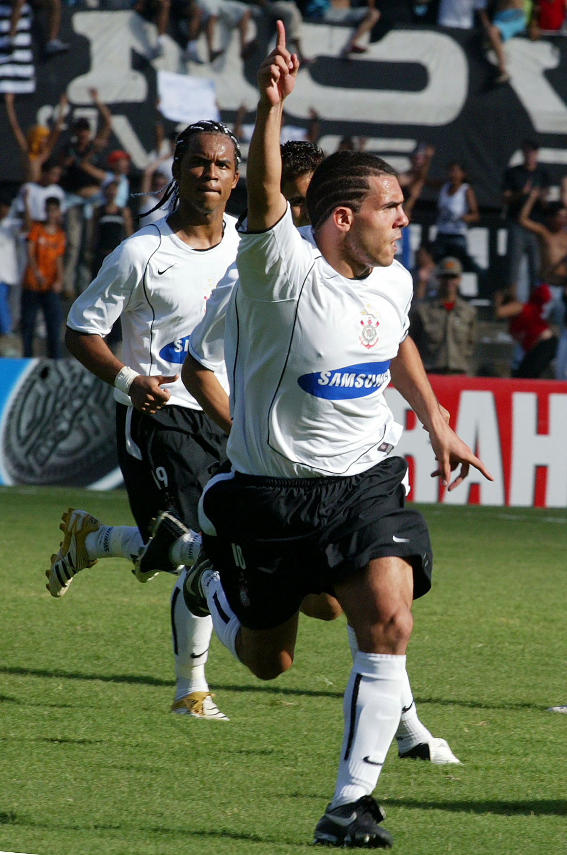 El Apache fue goleador y considerador el mejor jugador del fútbol brasileño en 2005 (REUTERS/Jamil Bittar)